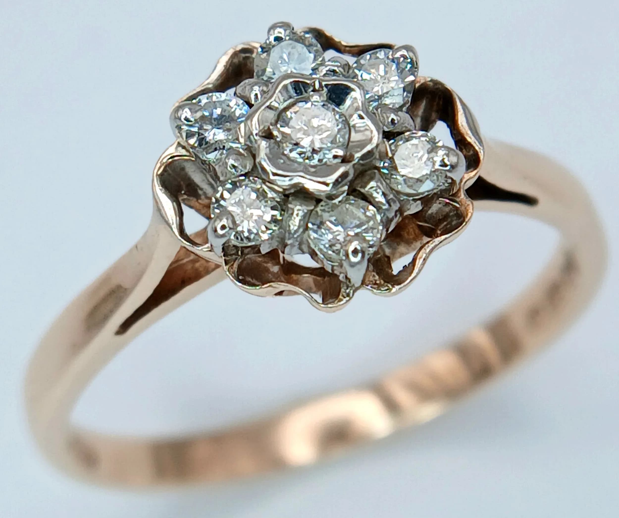A 9K YELLOW GOLD, DIAMOND SET CLUSTER RING. 2.6G, SIZE O. SC 6032