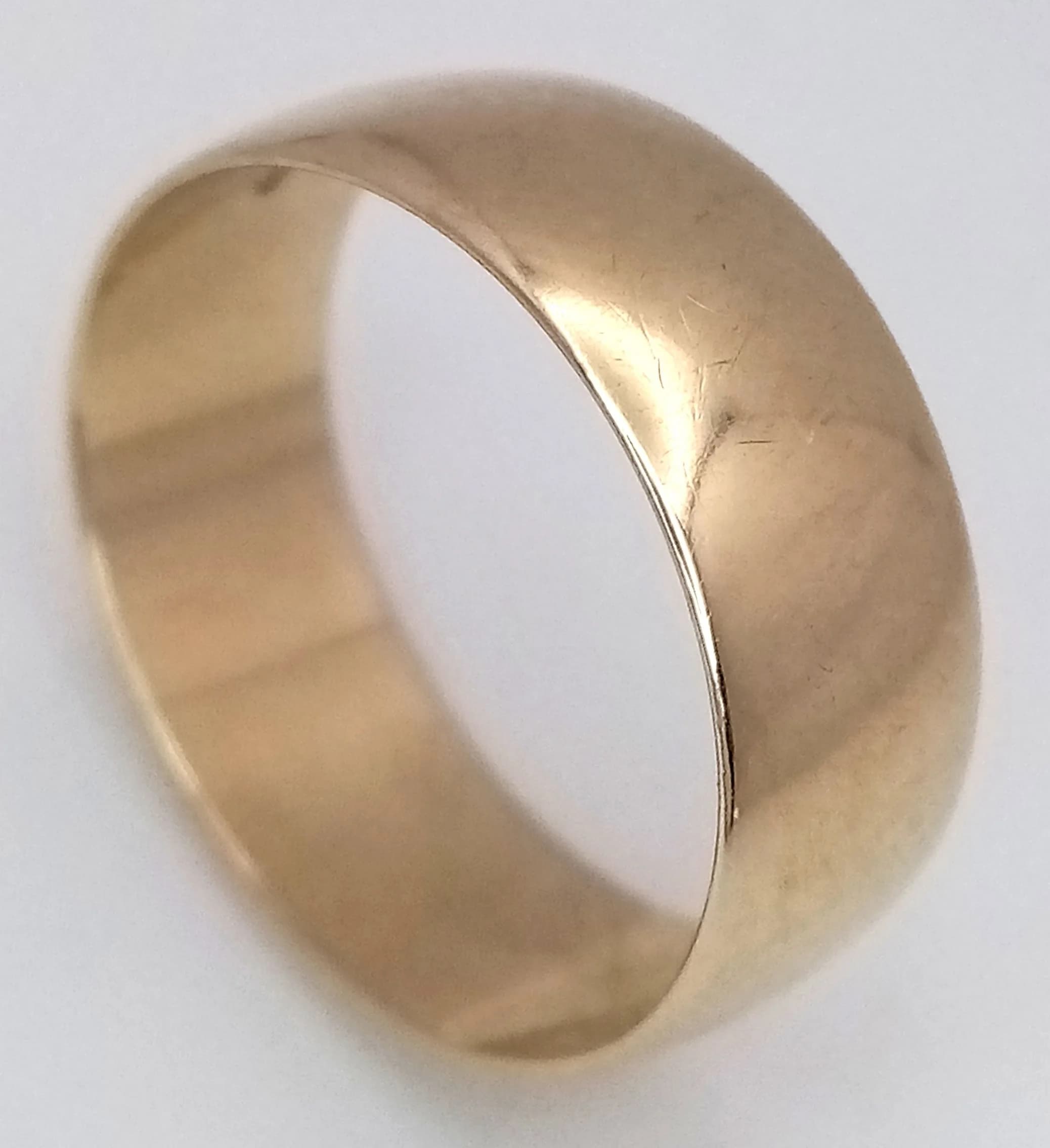 A 9K Yellow Gold Band Ring. 7mm width. 3g.
