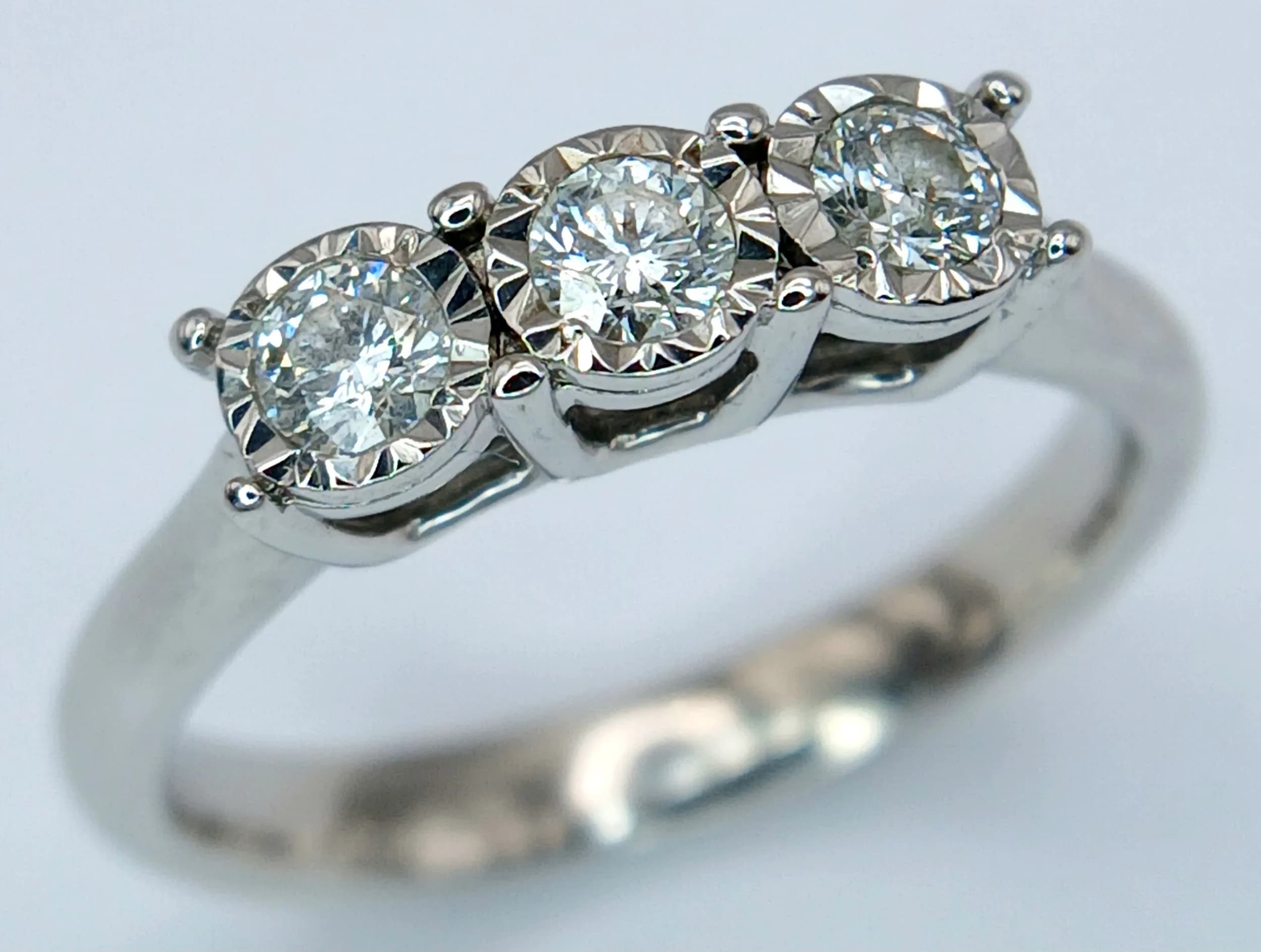 A 9K WHITE GOLD, DIAMOND SET, 3 STONE RING. 0.30CTW. 2.9G, SIZE J. SC 6033