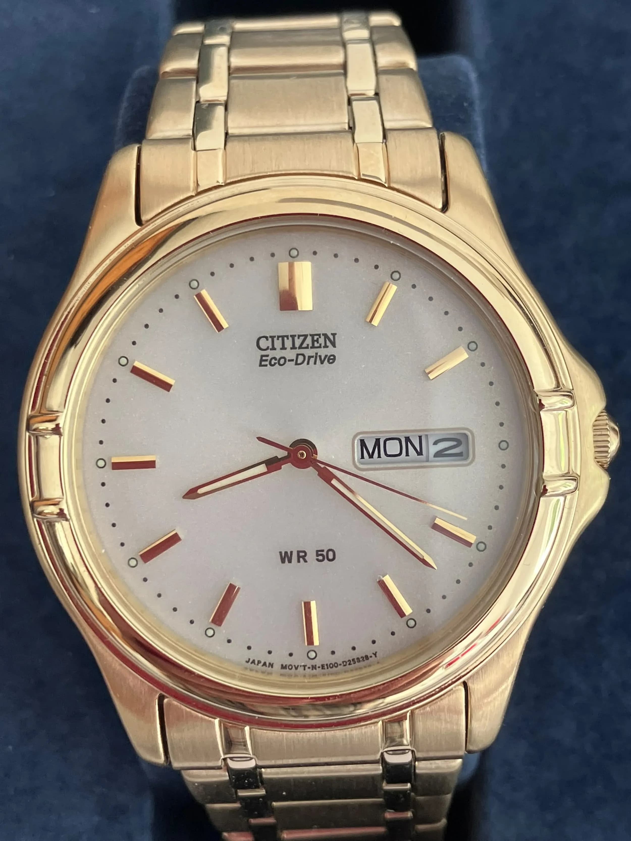 Gentleman’s CITIZEN ECO - DRIVE WRISTWATCH. Finished in Gold Tone Stainless Steel. Complete with original Case, Box, instruction manual,and booklet. Uses Daylight and Electric lighting to Charge. Condition as new . Working order . Please see all pictures.