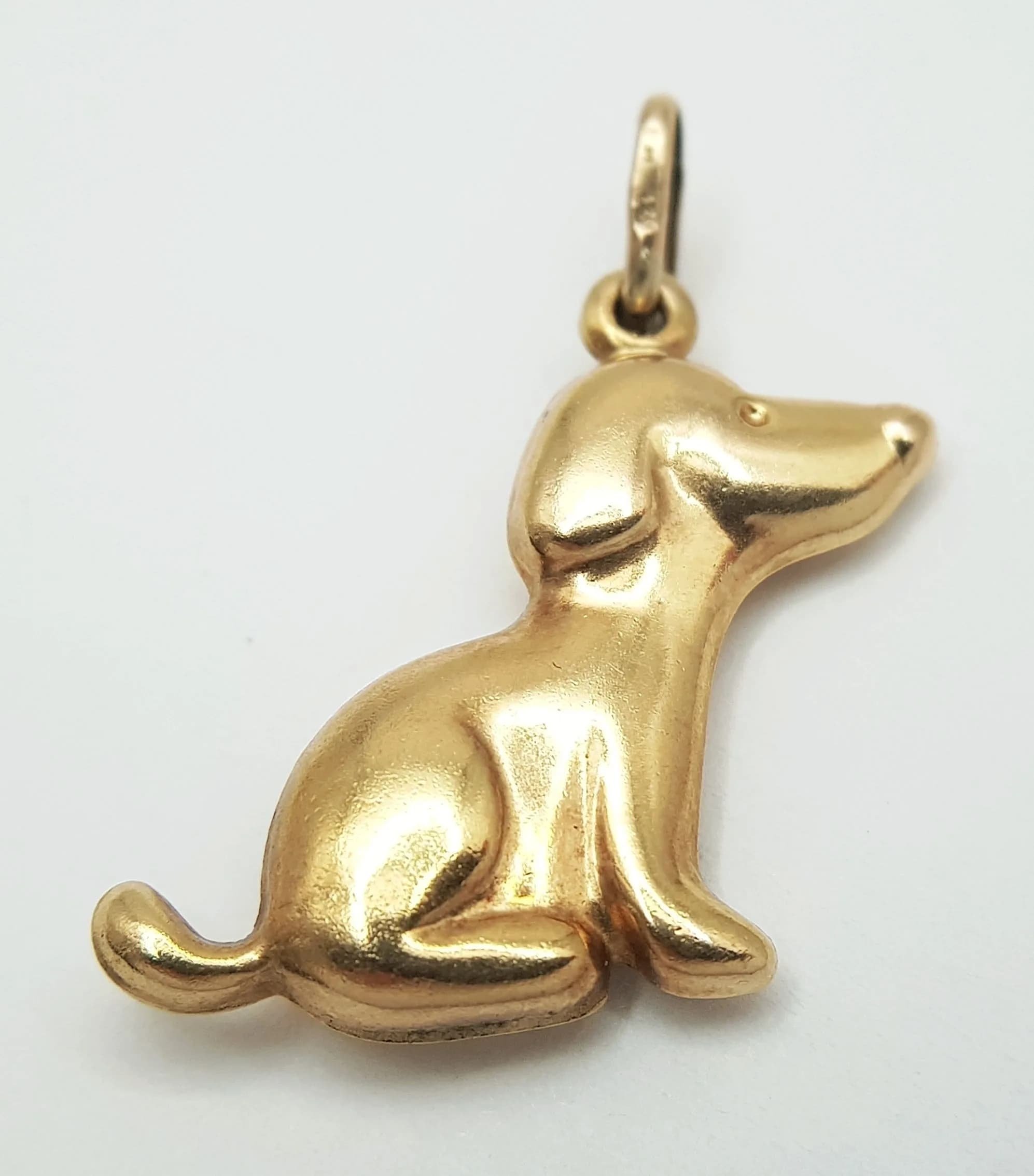 A 9K YELLOW GOLD, SEATED DOG / PUPPY CHARM / PENDANT. 1.1G. SC 6003
