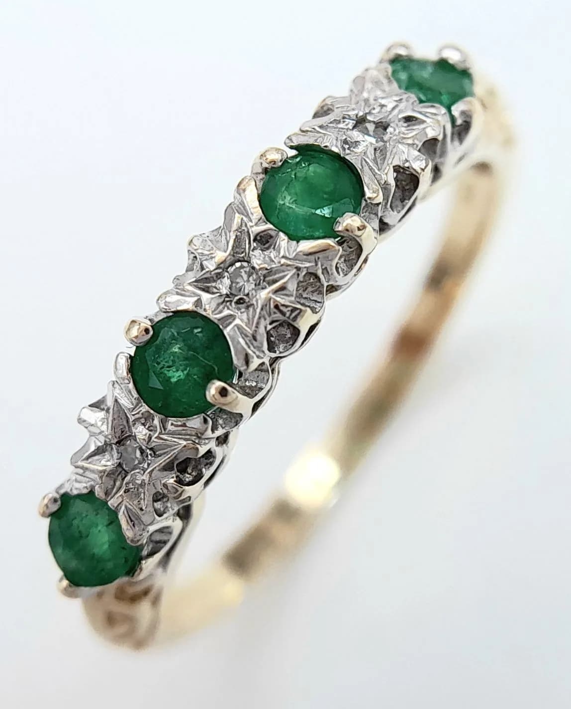 A 9K YELLOW GOLD, DIAMOND AND EMERALD SET, BAND RING. 1.7G, SIZE N. SC 6036