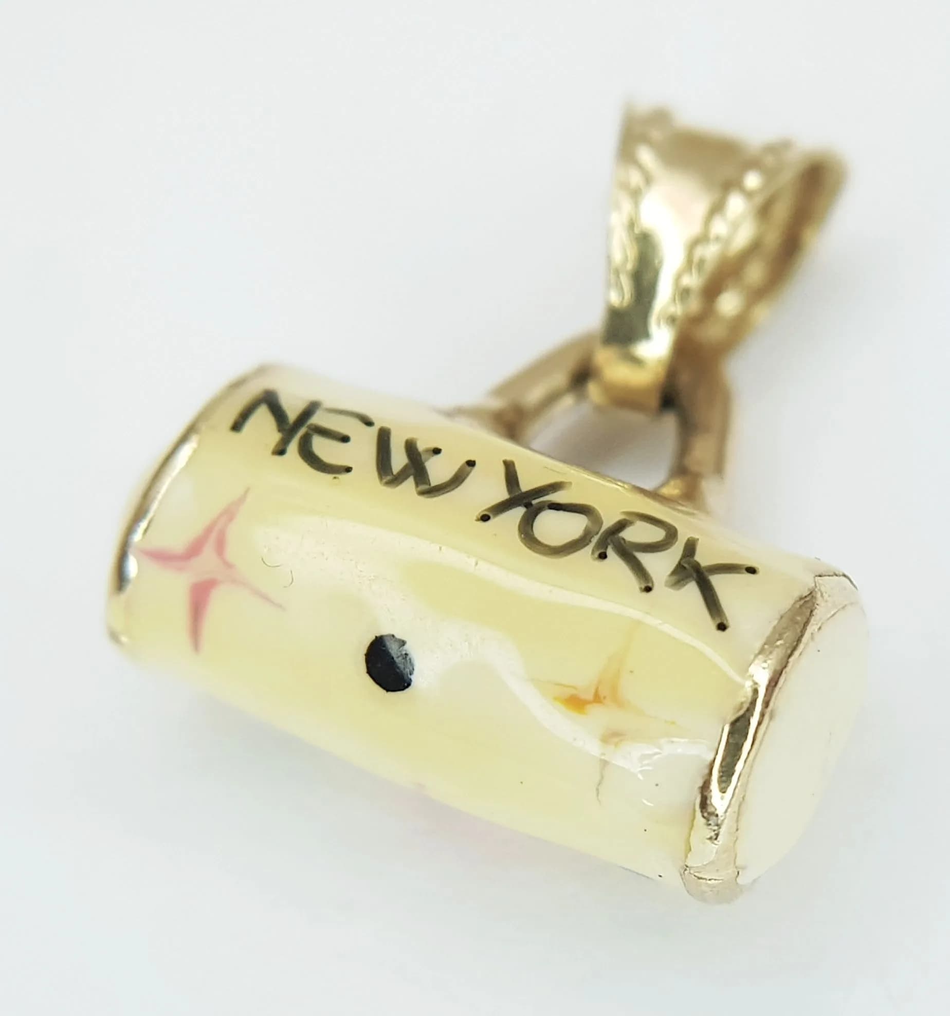 A 9K YELLOW GOLD, ENAMELLED, NEW YORK, HAND BAG CHARM / PENDANT. 1.3G. SC 6038