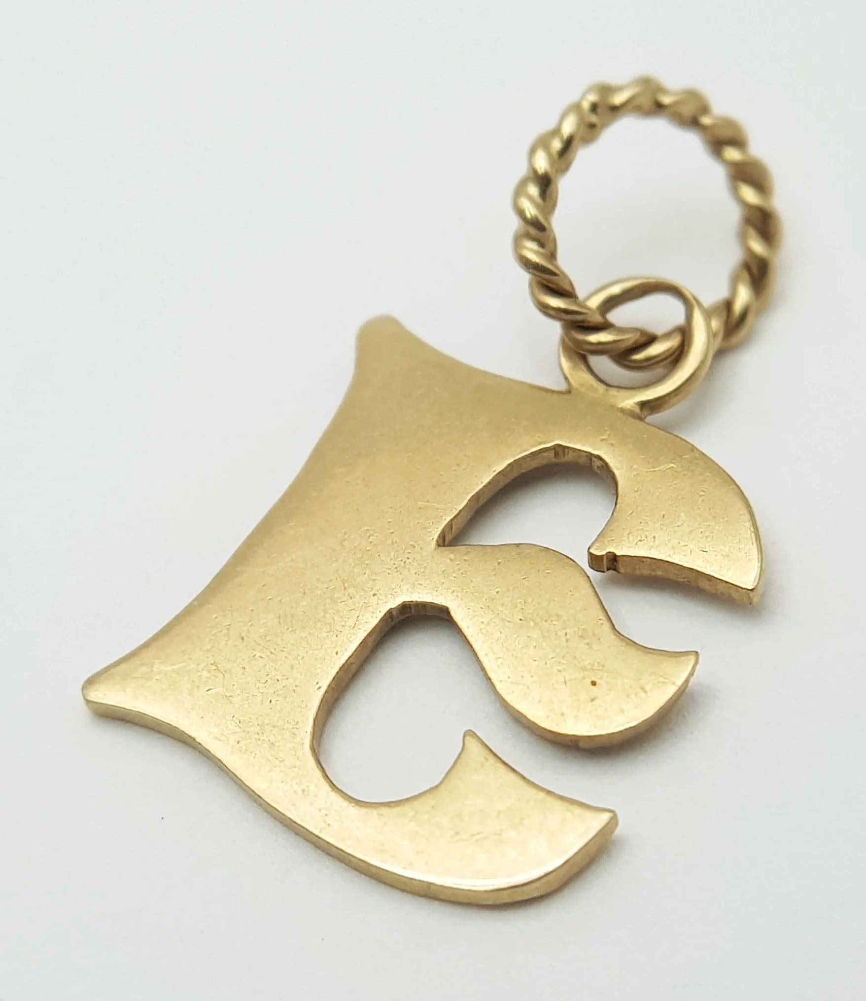 A 9K YELLOW GOLD, INITIAL E CHARM / PENDANT. 1.2G. SC 6004