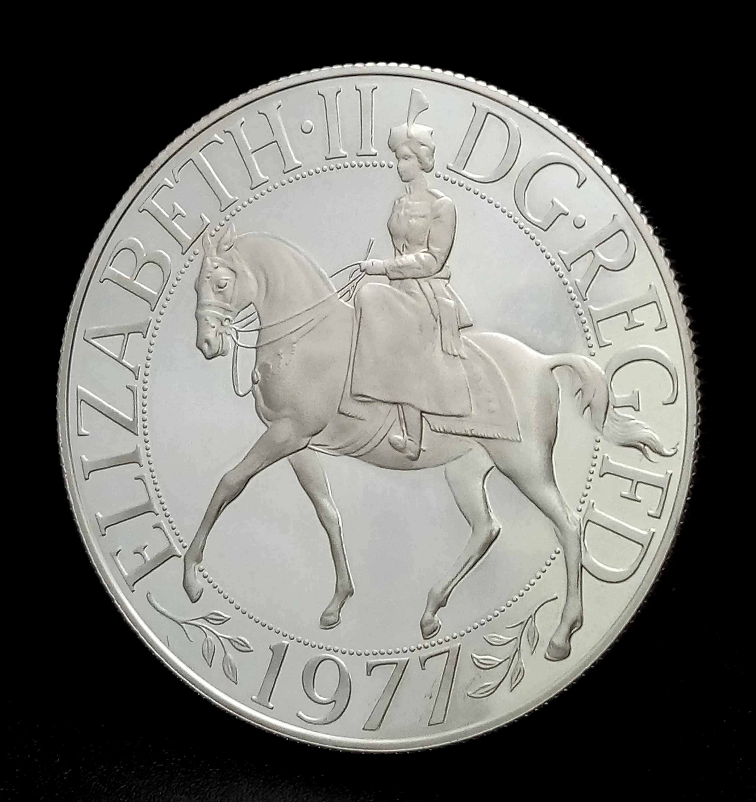 A Royal Mint Sterling Silver Jubilee Crown coin. 28.28g. Comes with fitted case.
