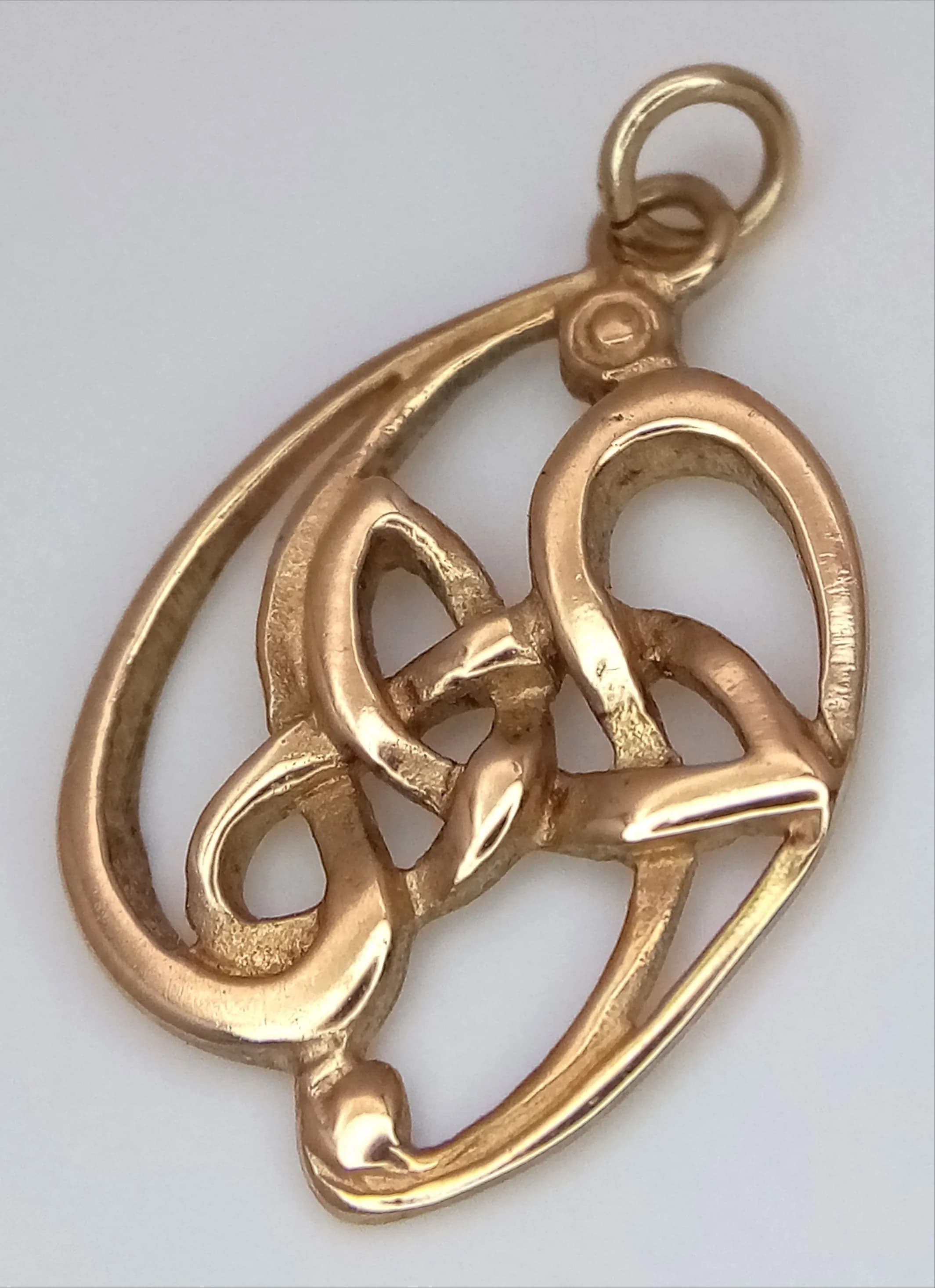 A 9K Yellow Gold Abstract Shaped Pendant. 22mm. 1.2g.