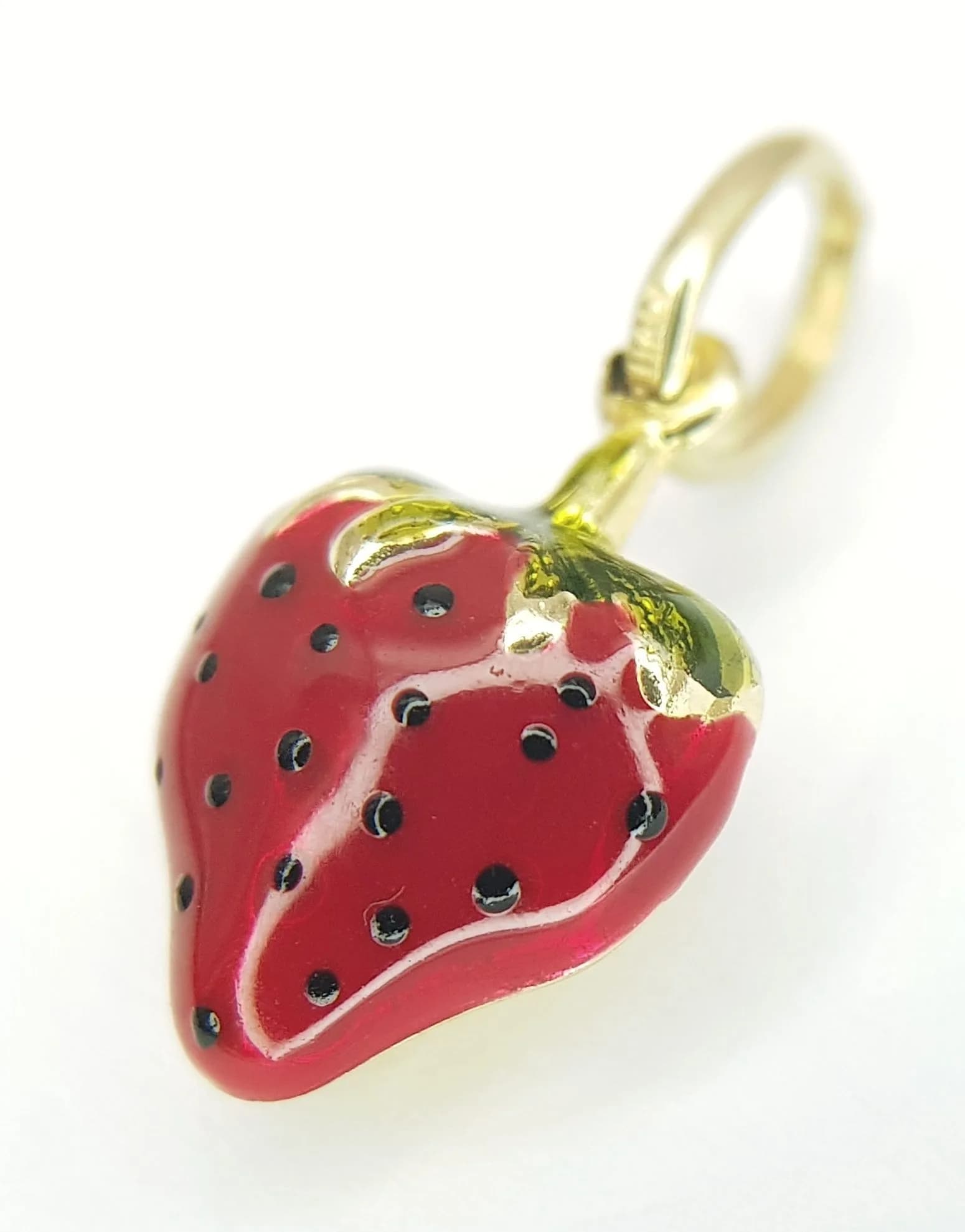 A 9K YELLOW GOLD, ENAMELLED, STRAWBERRY CHARM / PENDANT. 0.7G. SC 6041