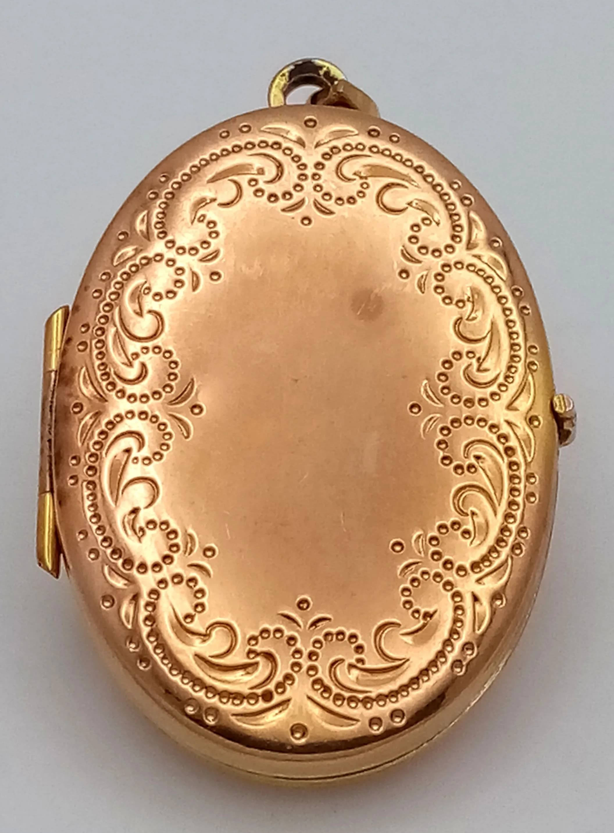 A 9K Yellow Gold Oval Locket Pendant. 4cm. 3.55g.