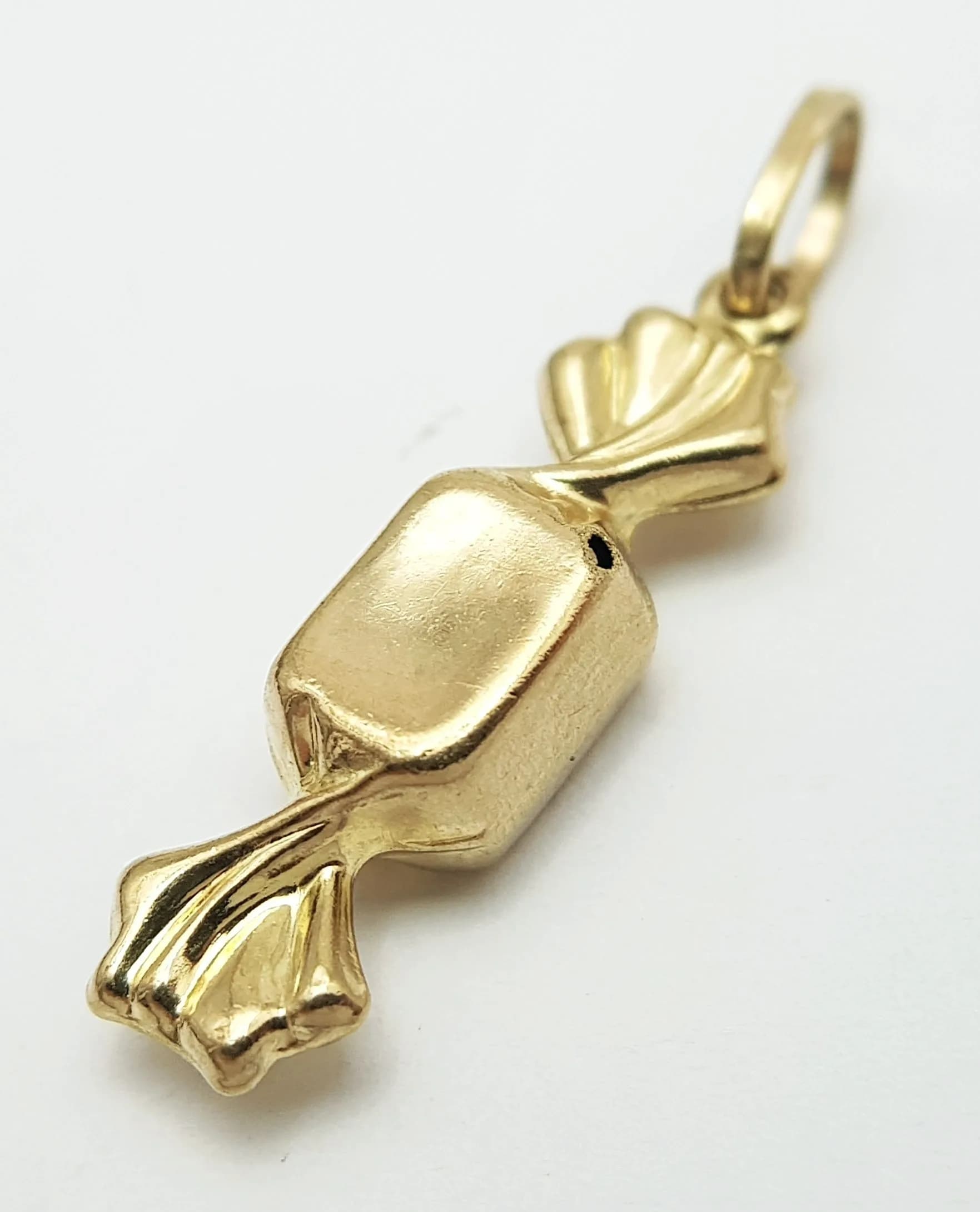 A 9K YELLOW GOLD, SWEET CHARM. 0.8G. SC 6043