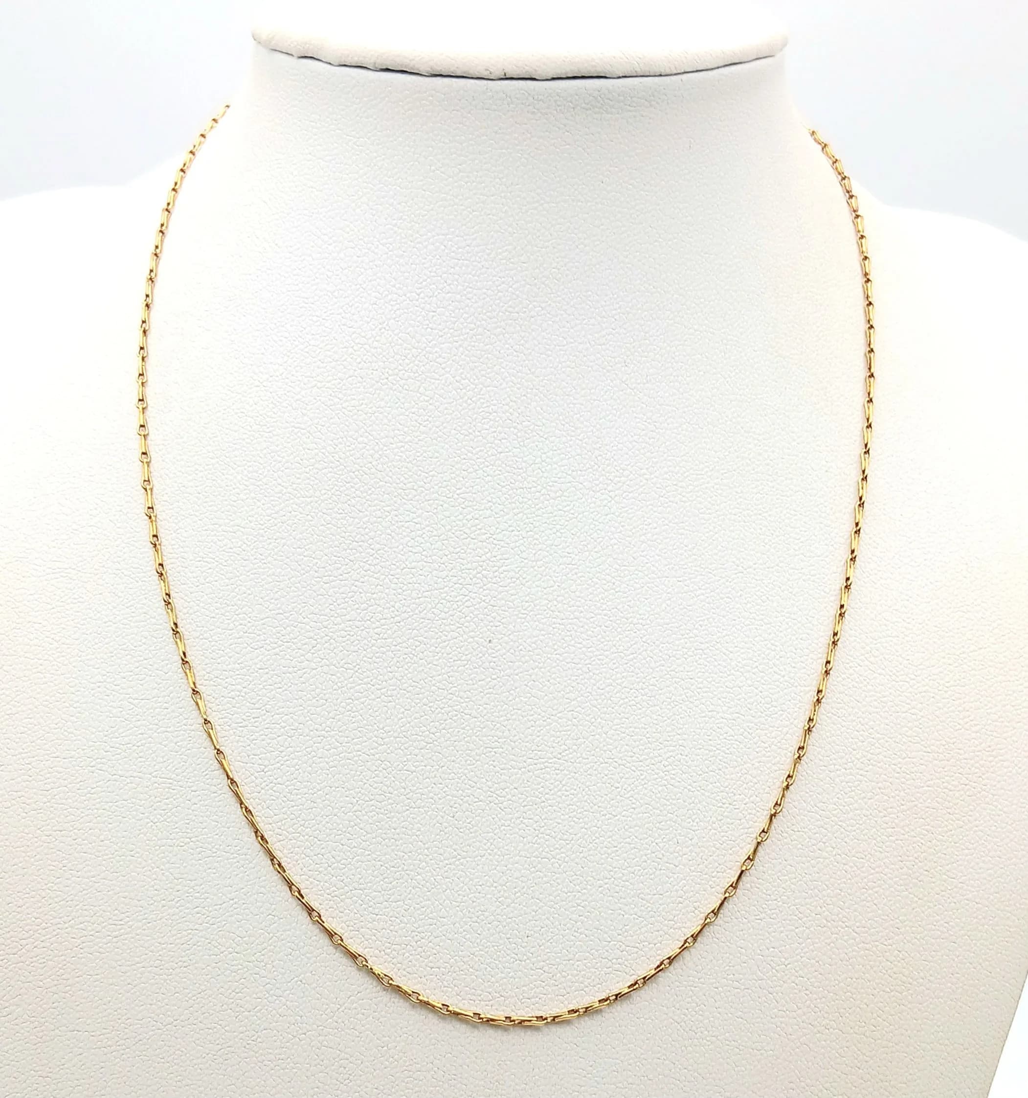 An 18K Yellow Gold Chain Necklace with Elongated Links. 40cm. 2.85g.