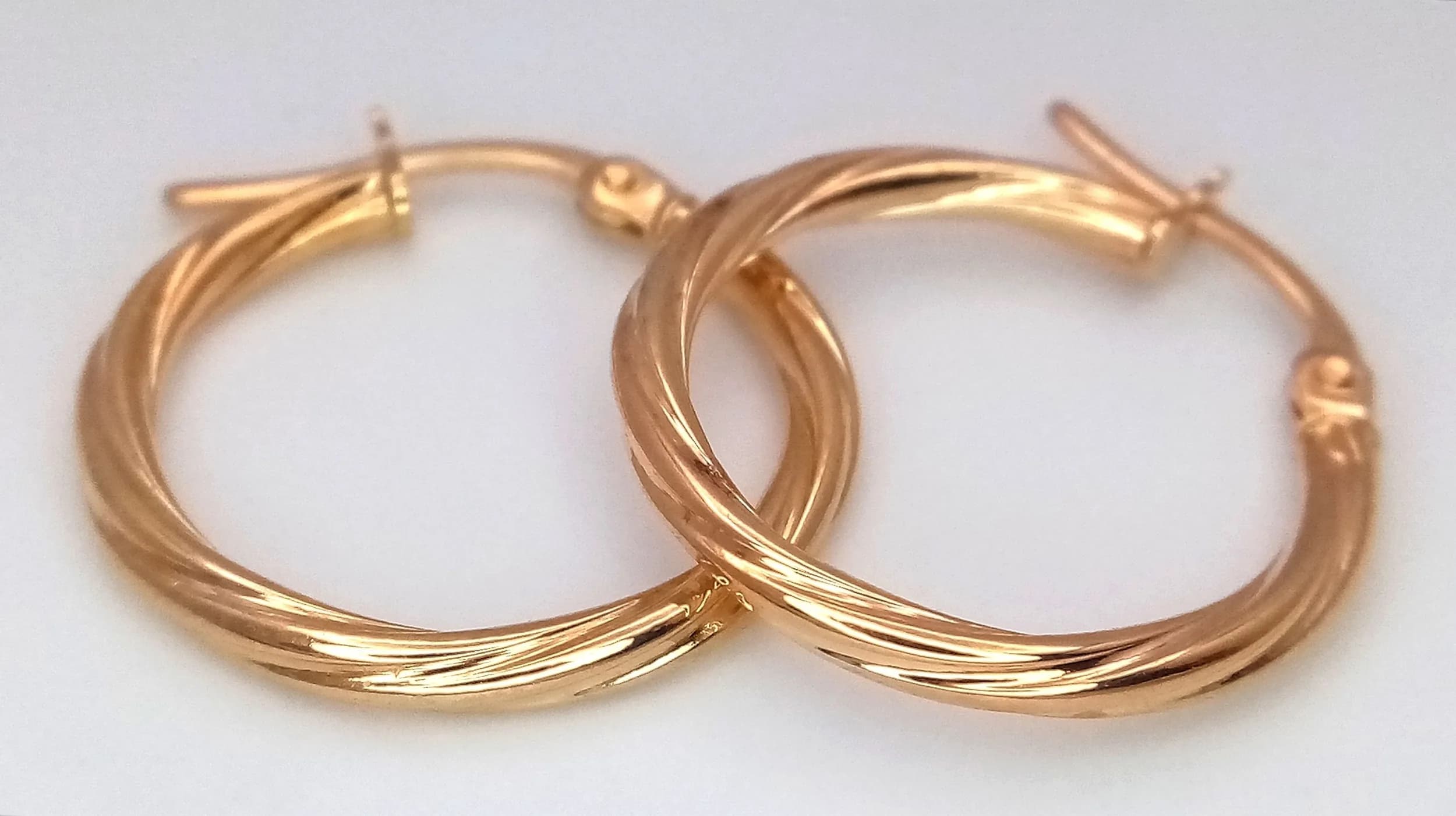 A Pair of 9K Yellow Gold Twist Hoop Earrings. 2cm. 0.7g.