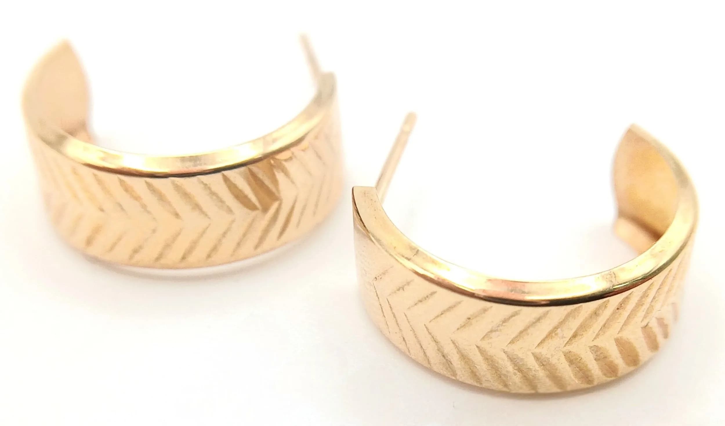 A Pair of 9K Yellow Gold (tests as) Huggie Earrings. 1g.