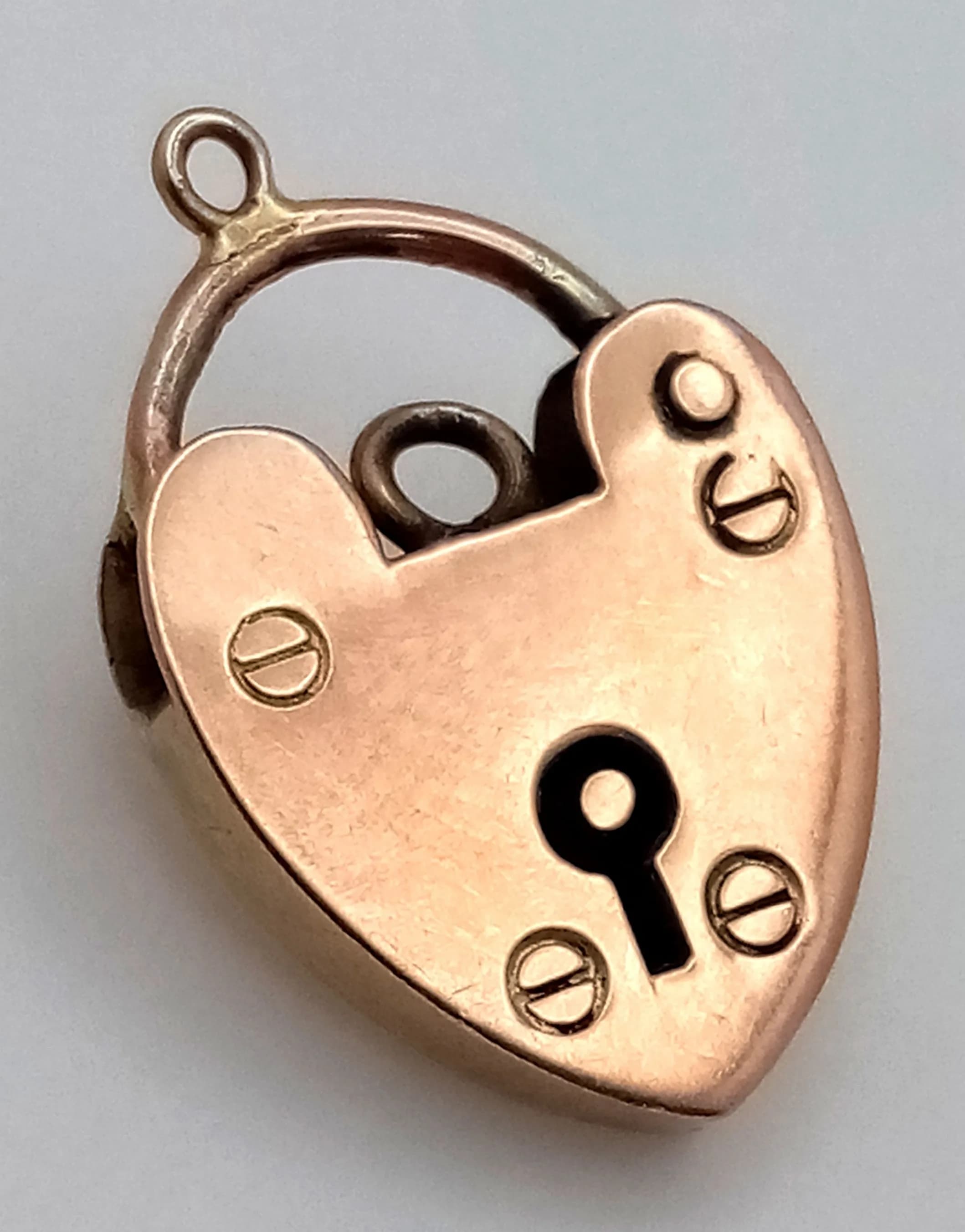 A 9K Yellow Gold Heart Clasp/Pendant. 2cm. 1.15g.
