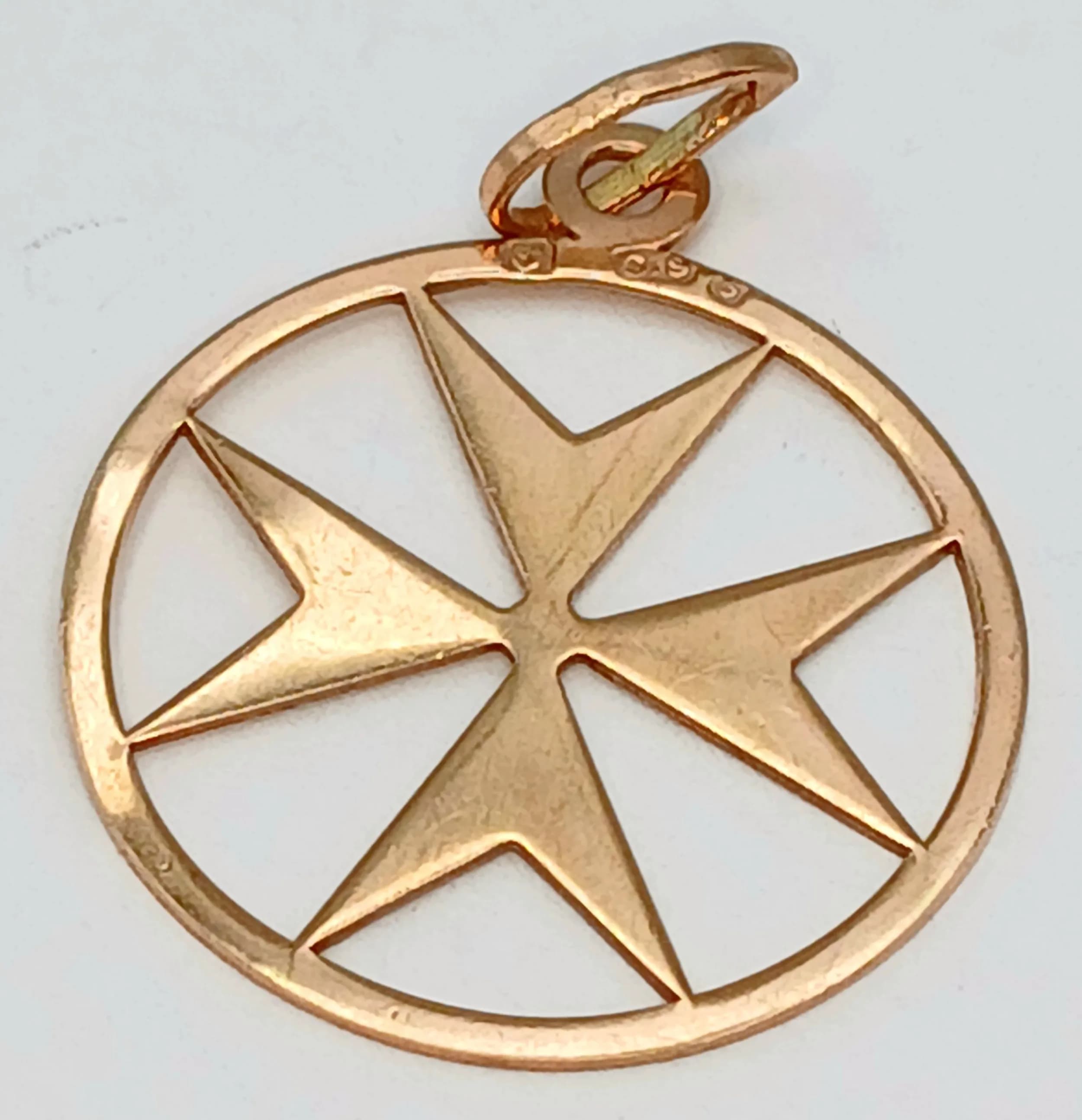A 9K Yellow Gold Maltese Cross Pendant. 3cm. 1g.