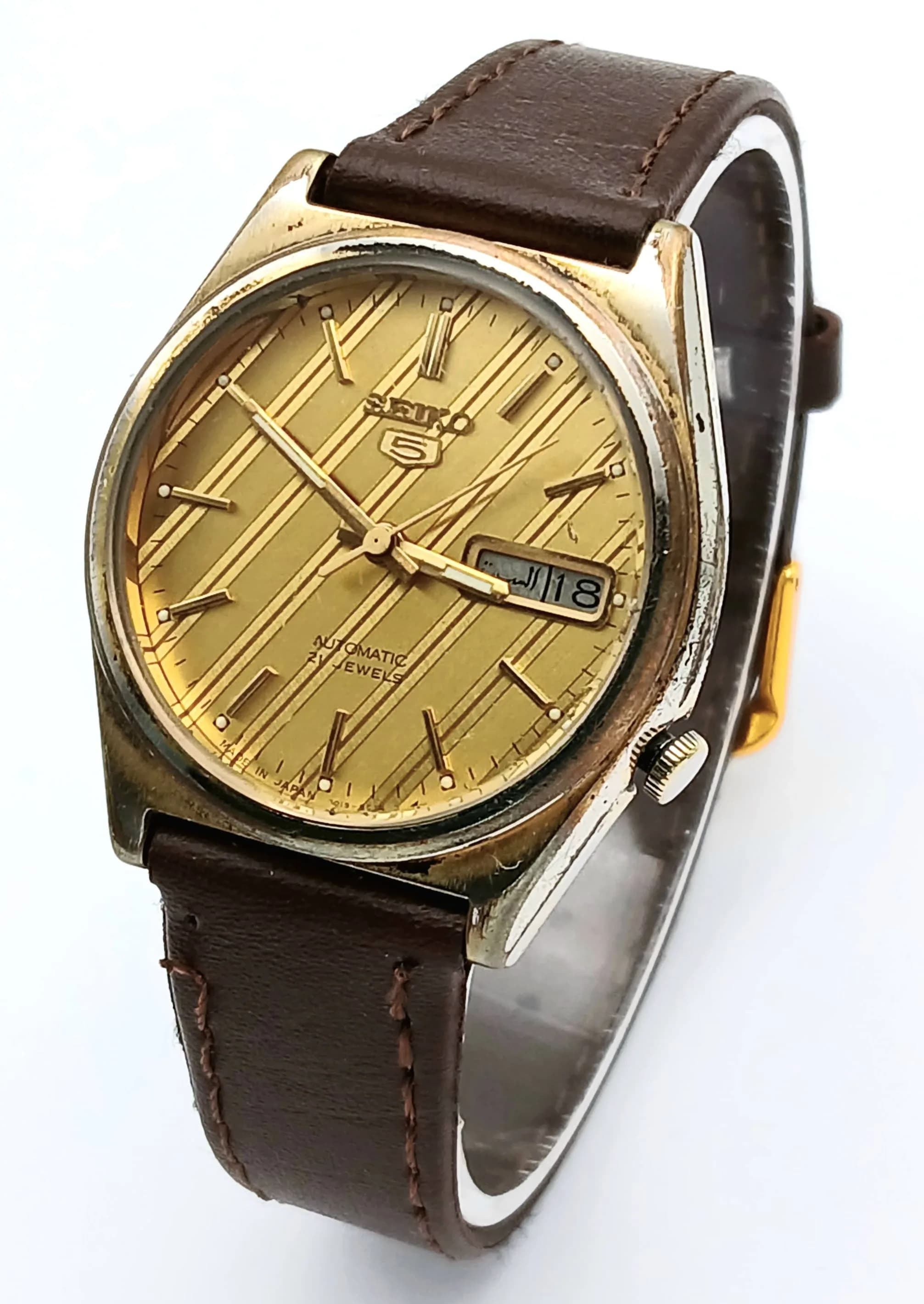 Gentleman’s Vintage SEIKO 5 AUTOMATIC WRISTWATCH. Day/Date model 70198180. Brown leather strap. Signs of use. Nice old watch, please see pictures.