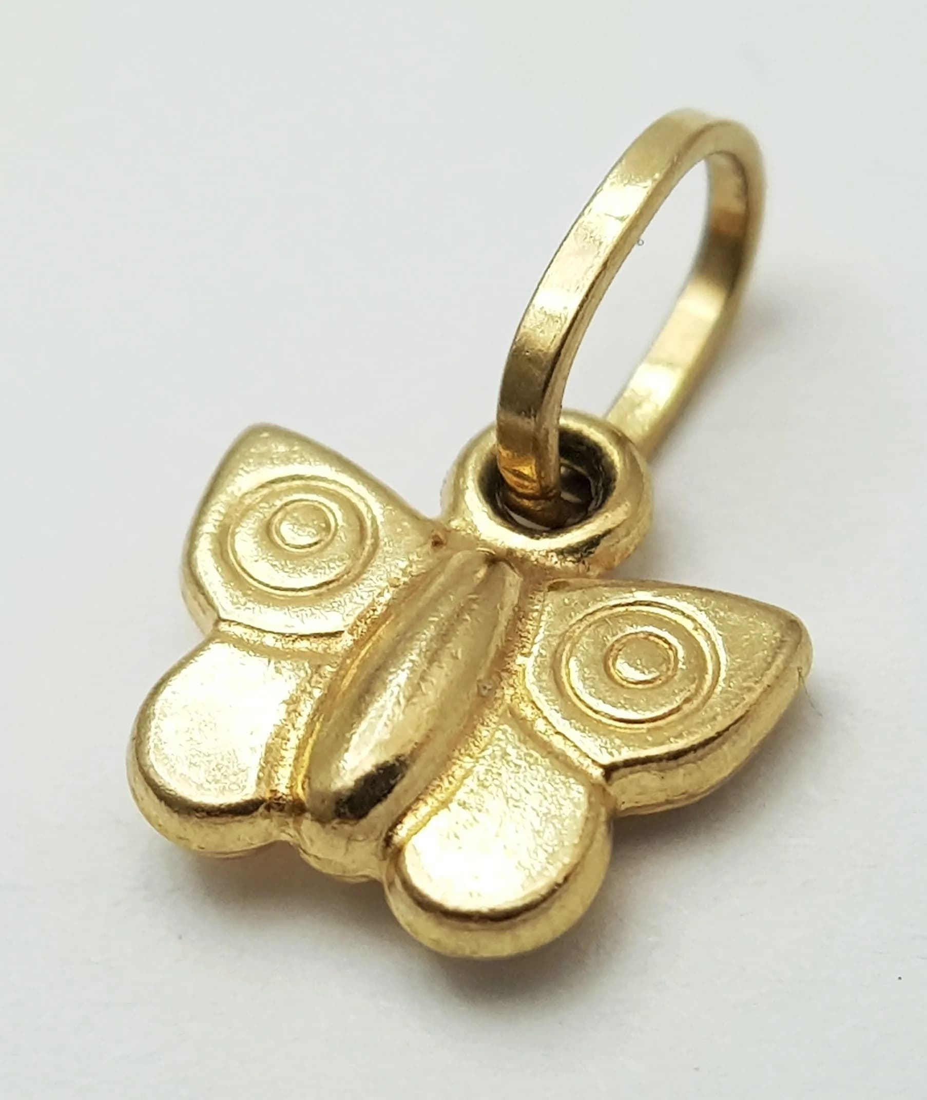 A 9K YELLOW GOLD, BUTTERFLY CHARM / PENDANT. 0.4G. SC 6044