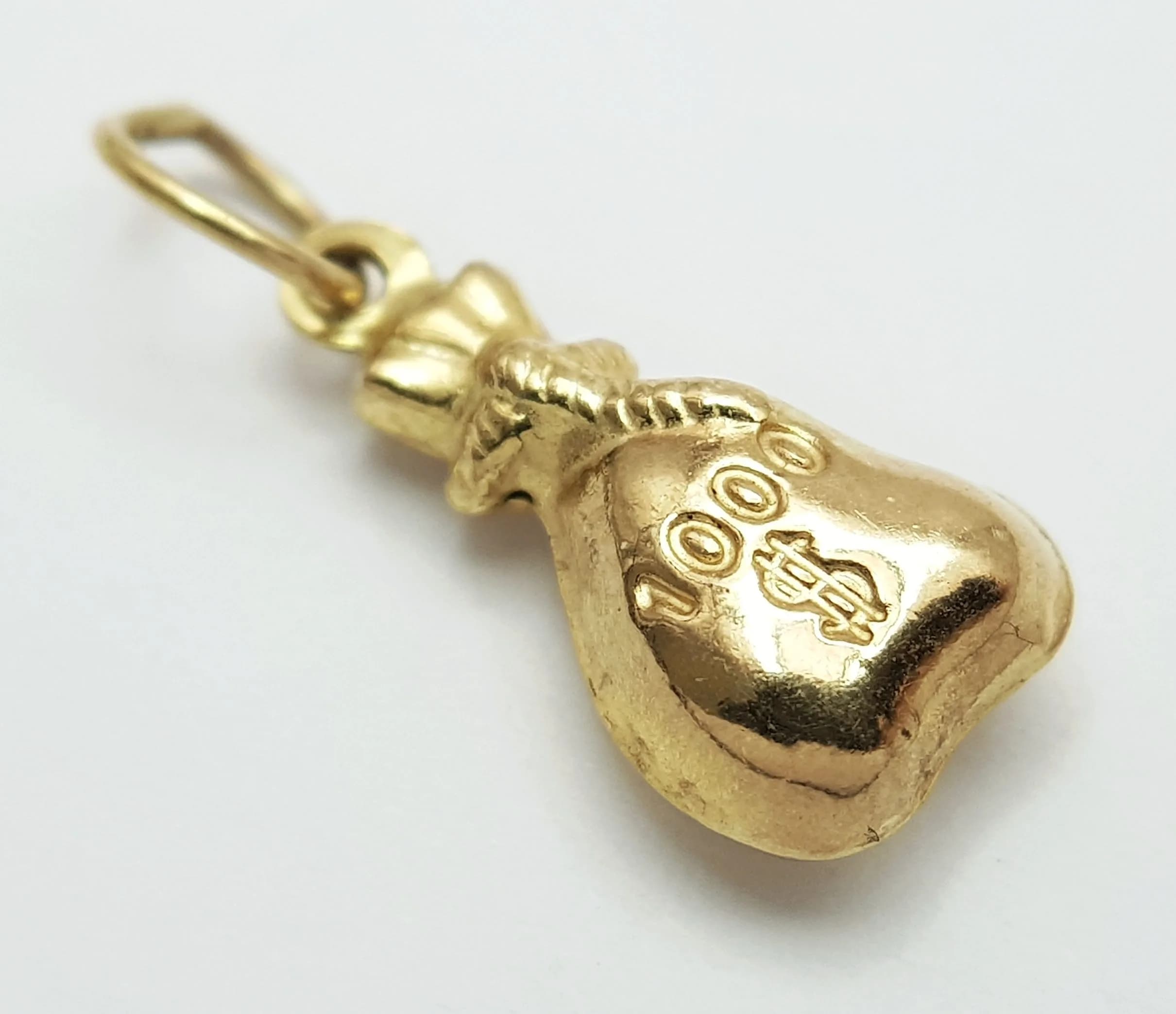 A 9K YELLOW GOLD, MONEY BAG / SWAG BAG, MARKED WITH $1000, CHARM / PENDANT. 0.5G. SC 6045