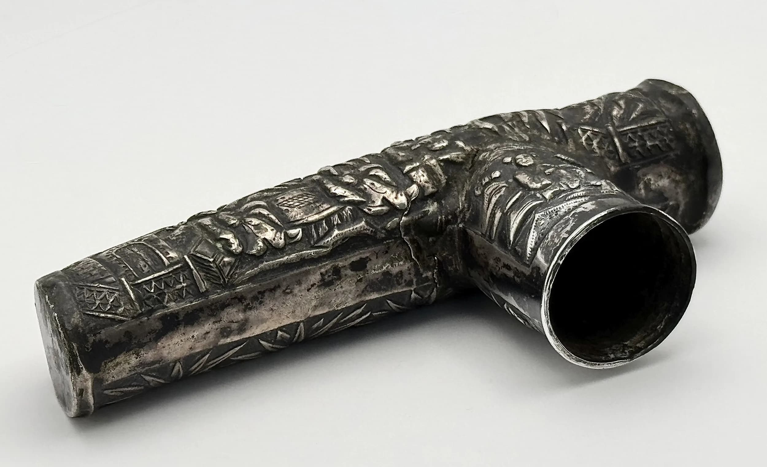 An Antique Chinese Silver Parasol/Cane Handle. Decorative calligraphy translates to "Good fortune and Everything as You Wish". Marks at rim - please see photos. 12cm. 107g.