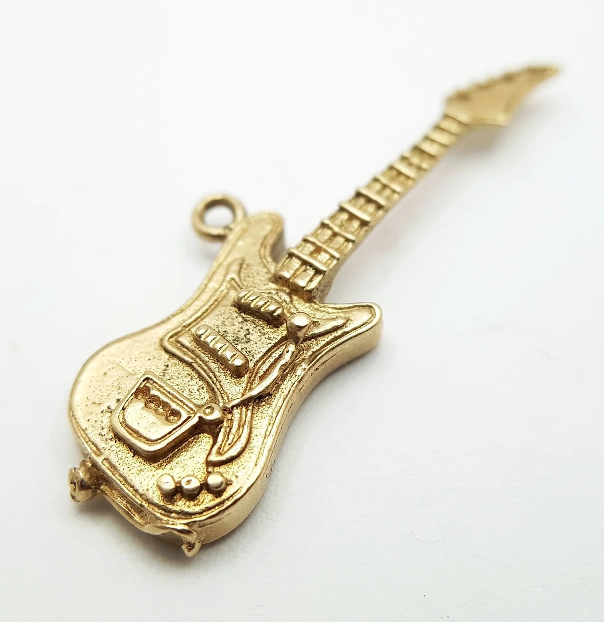 A 9K YELLOW GOLD, STONE SET, ELECTRIC GUITAR CHARM / PENDANT. NEEDS A JUMP RING. 2.3G. SC 6006