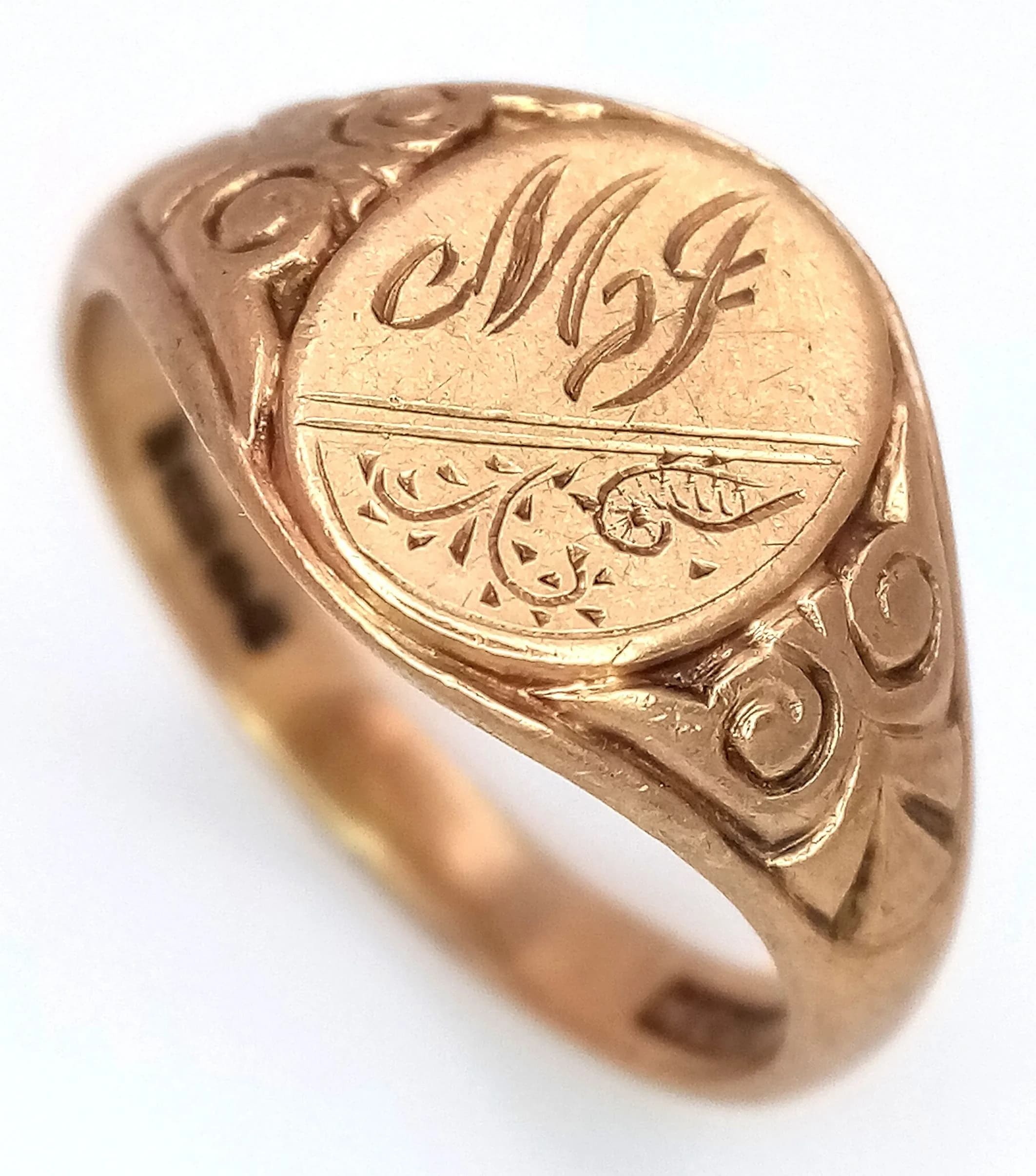 A 9K Yellow Gold Vintage Monogram Signet Ring. Size U. 5.3g.