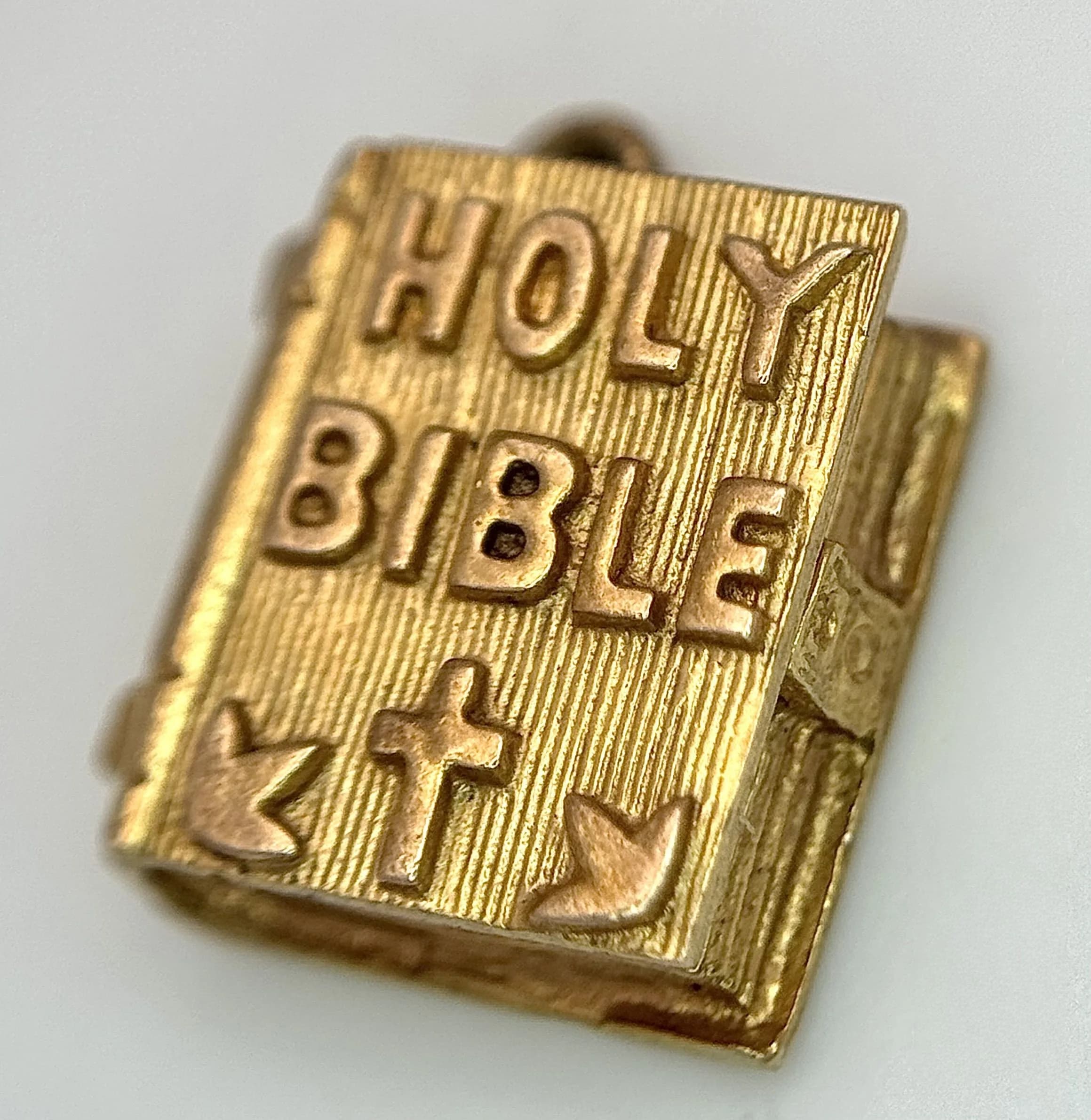 A 9K Yellow Gold Bible Pendant/Charm. Opens to reveal the Lords Prayer. 15mm. 2.65g.