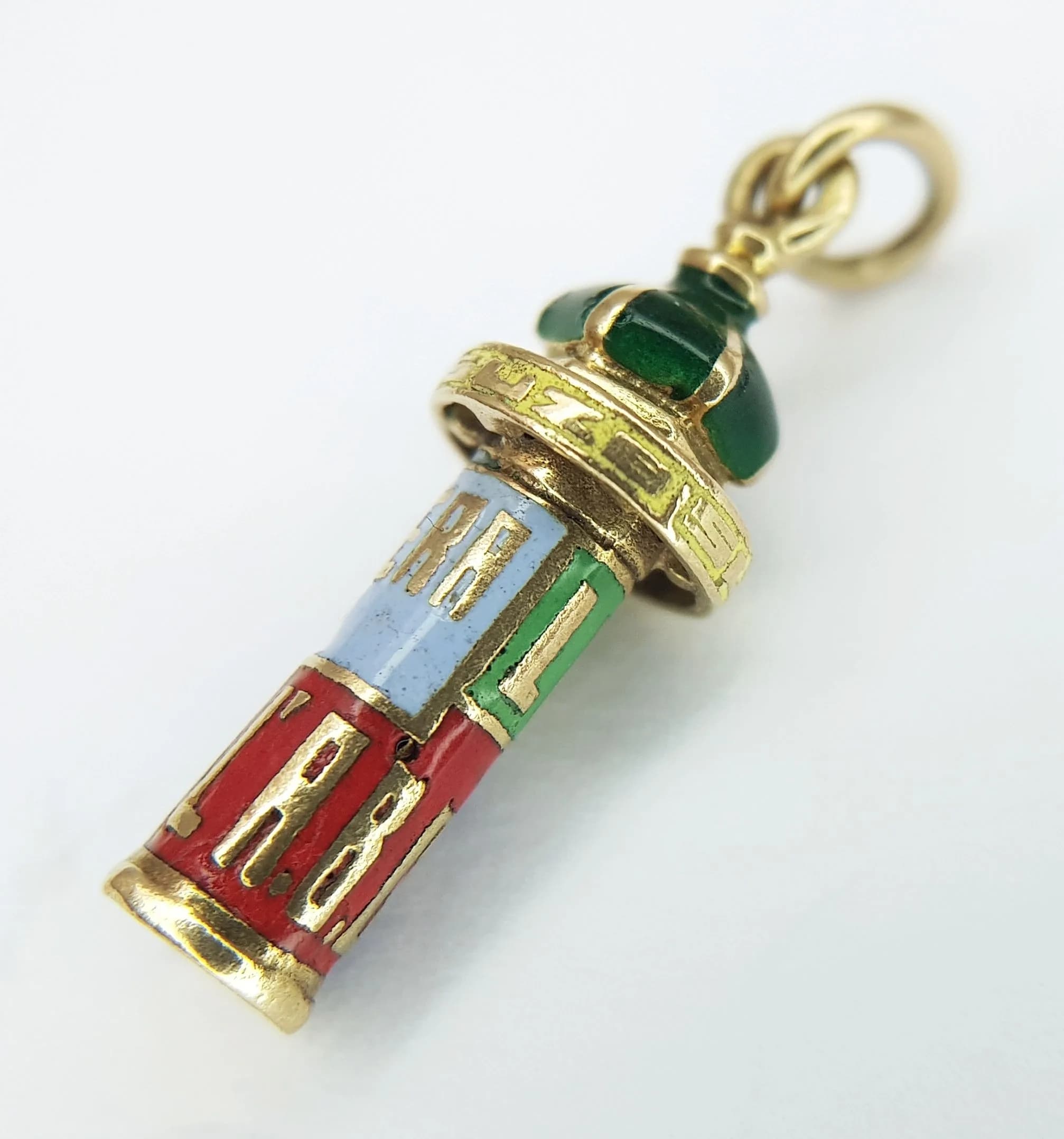 A 9K YELLOW GOLD, ENAMELLED, PARISIAN "COLONNE MORRIS" KIOSK, CHARM / PENDANT. ADVERTISING OPERA AND LIDO ETC. 3G. SC 6008