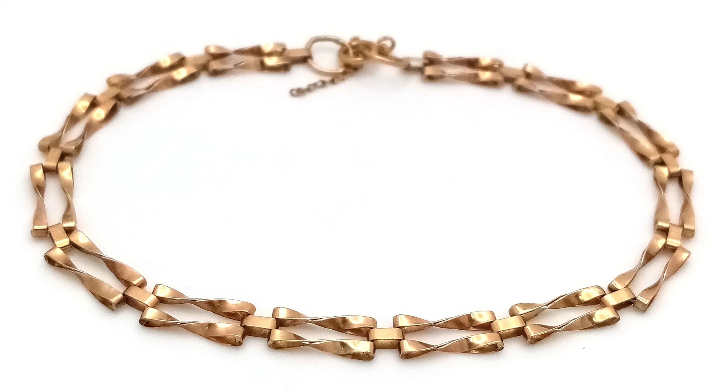 A 9K Yellow Gold Petit Curb Link Bracelet. 17cm. 2.25g.