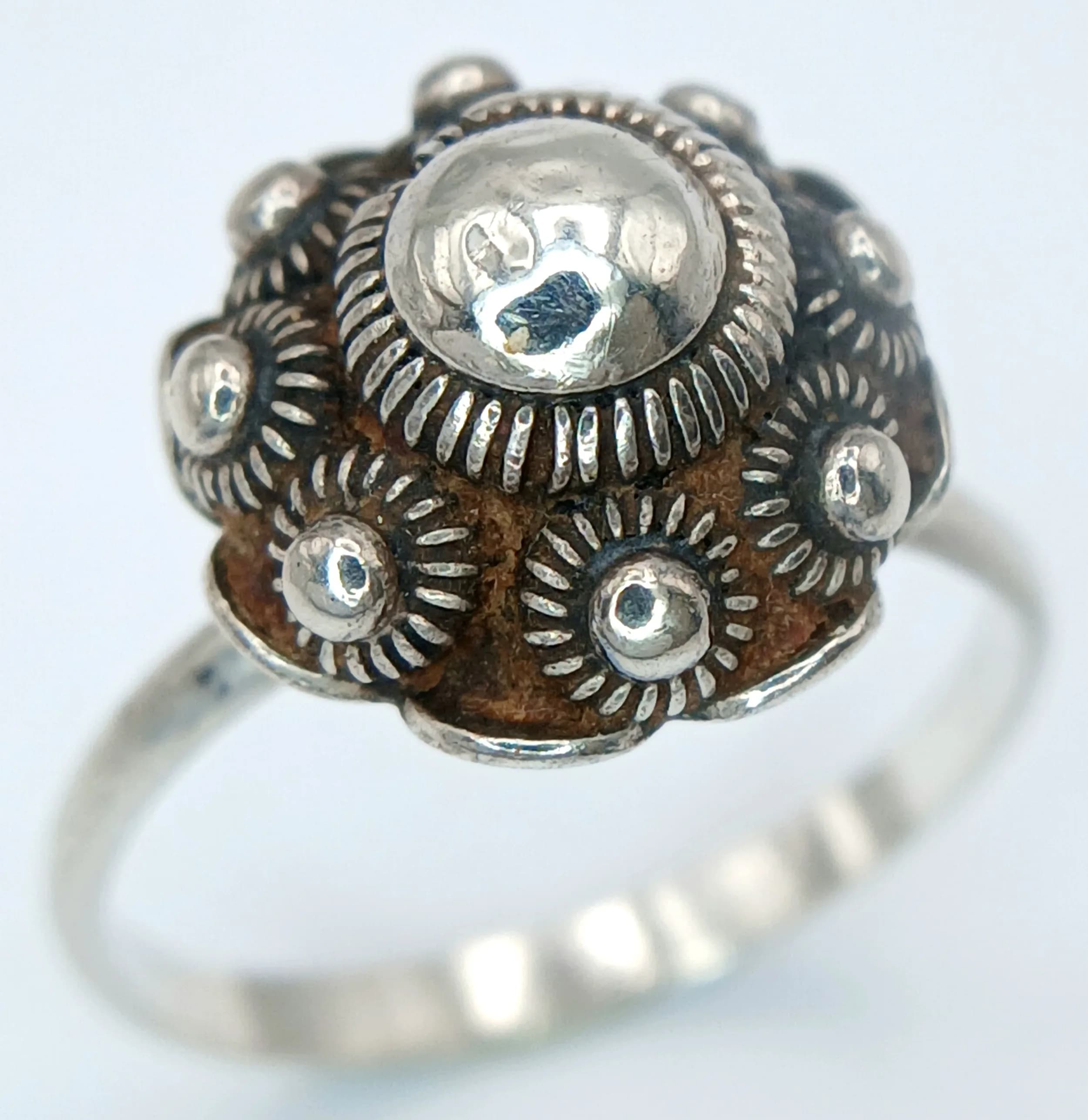 A Vintage (circa 1950’s to 1970’s) Dutch Silver Button Ring Size O. The Crown measures 1.4cm Diameter and the ring weighs 2.68 grams.