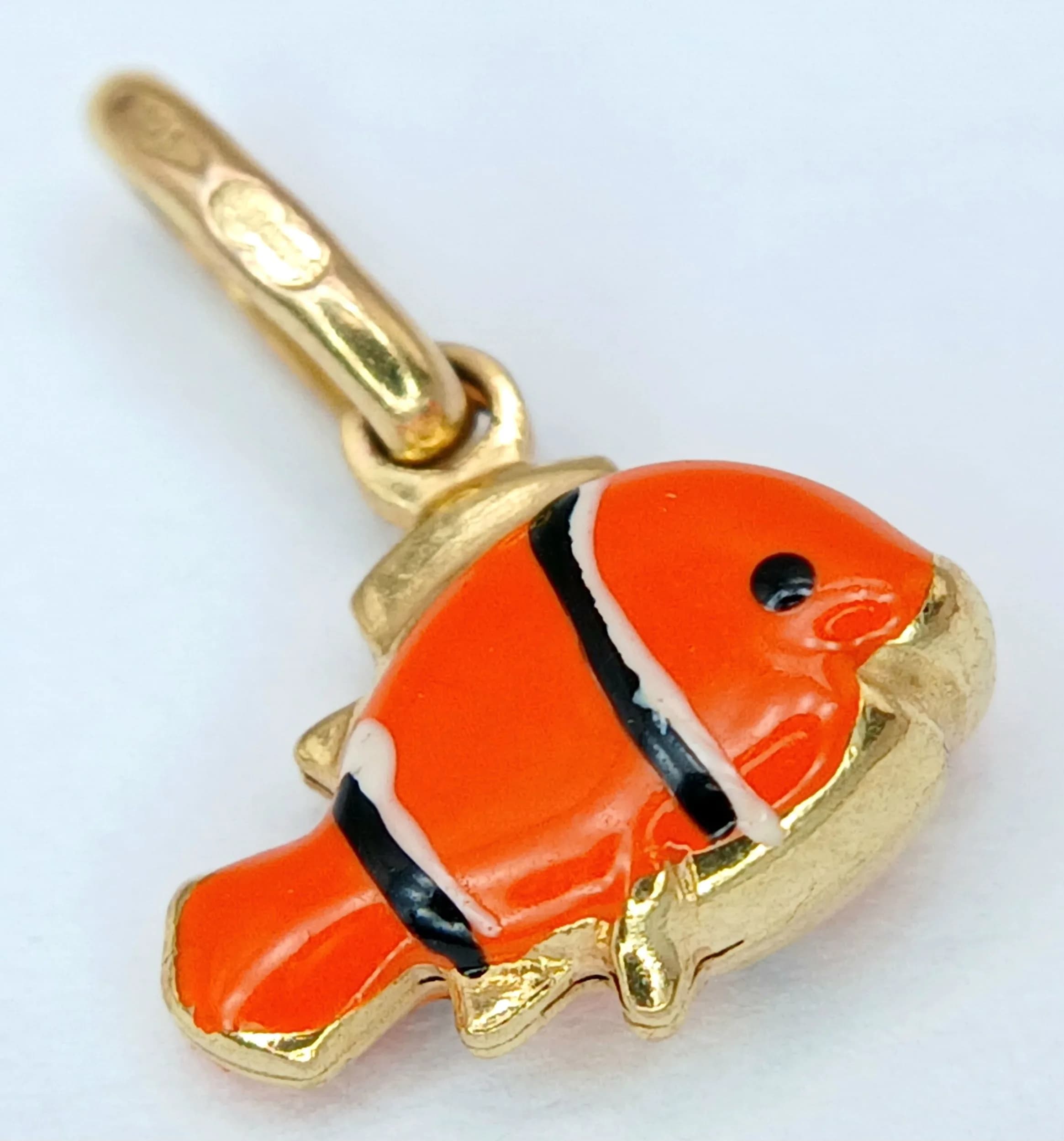 A 9K YELLOW GOLD, ENAMELLED, NEMO FISH CHARM / PENDANT. 0.5G. SC 6046