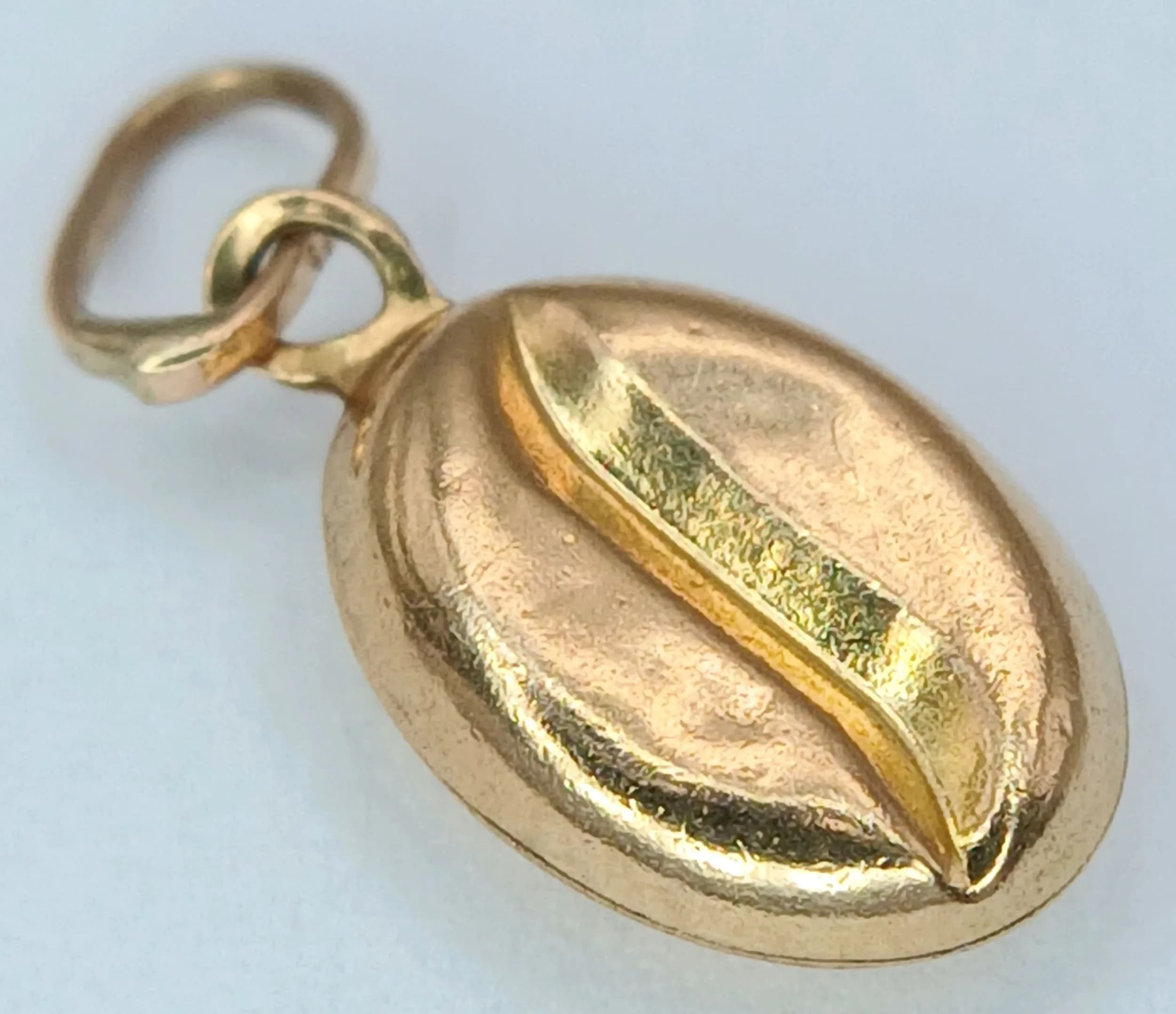 A 9K YELLOW GOLD, COFFEE BEAN CHARM / PENDANT. 0.2G. SC 6047