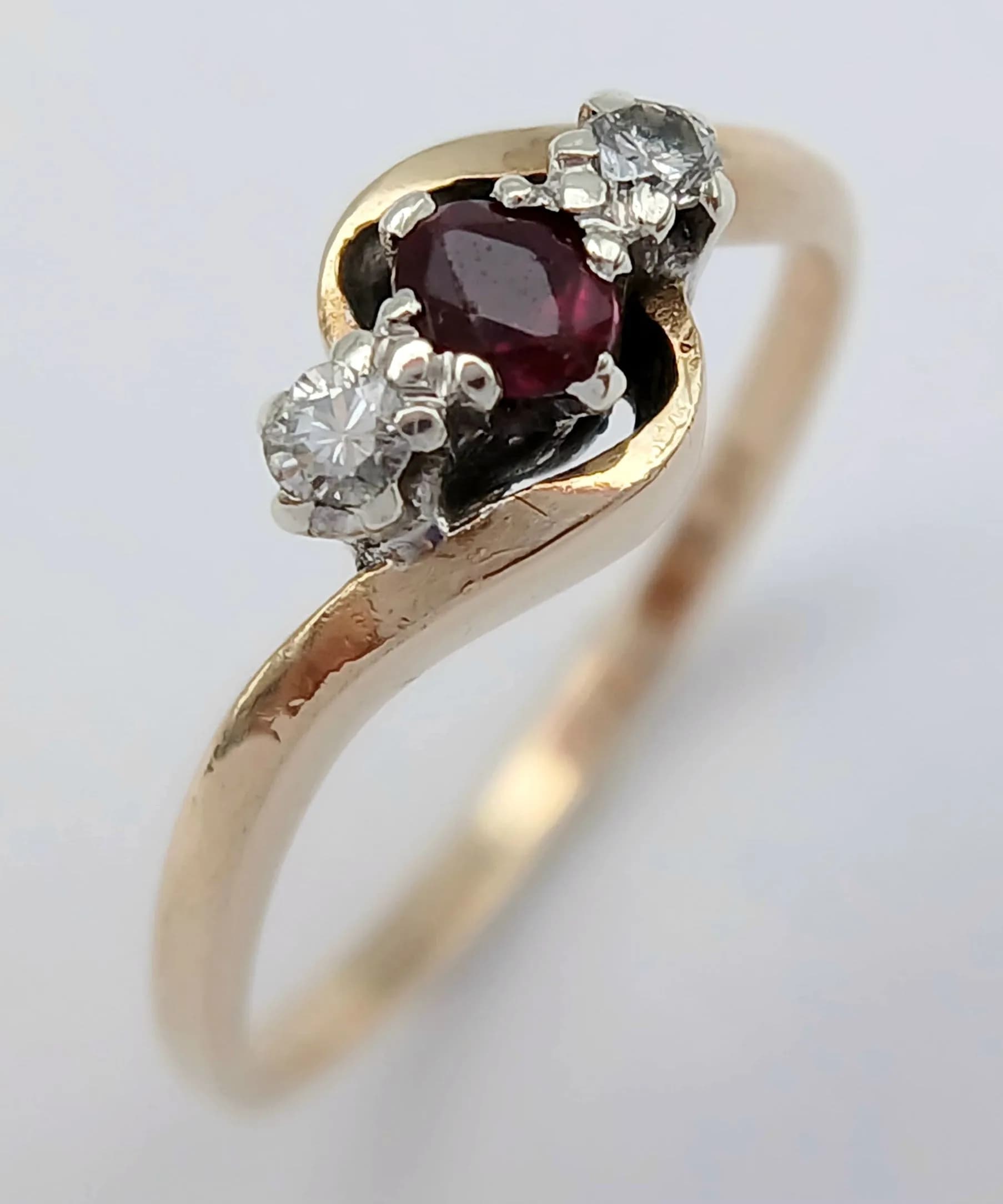 A 9K YELLOW GOLD, DIAMOND AND RUBY SET, 3 STONE TWIST DESIGN RING. 1.9G, SIZE N. SC 6048