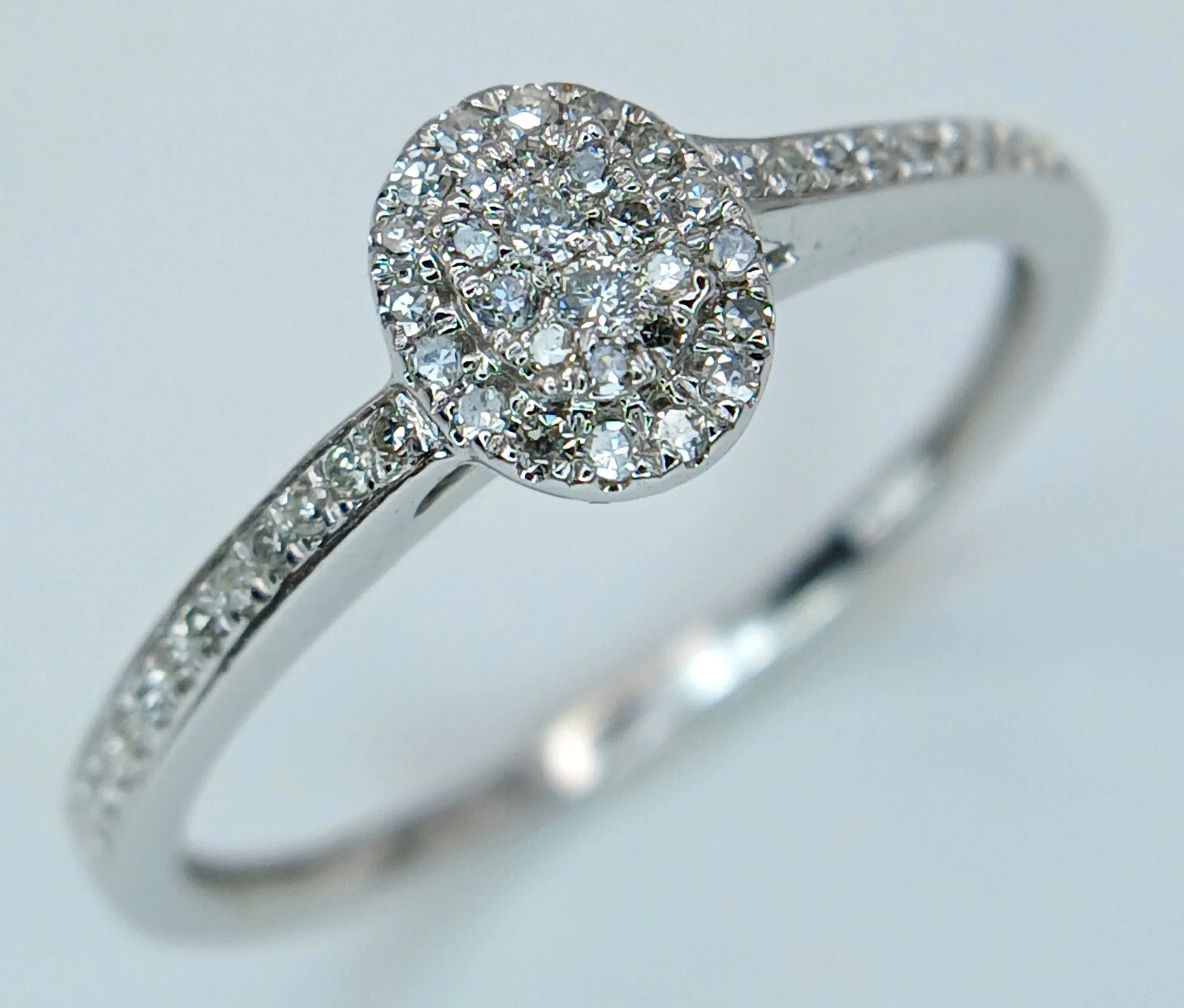 A 9K WHITE GOLD, DIAMOND SET RING. 0.17CT. 1.6G, SIZE P. SC 6049