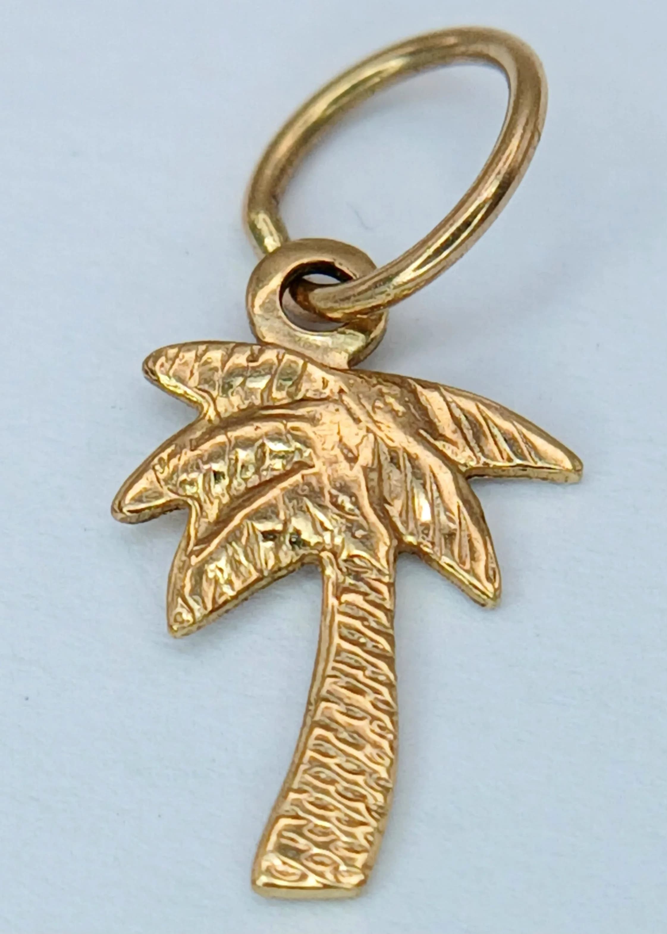 A 9K YELLOW GOLD, PALM TREE CHARM / PENDANT. 0.2G. SC 6051