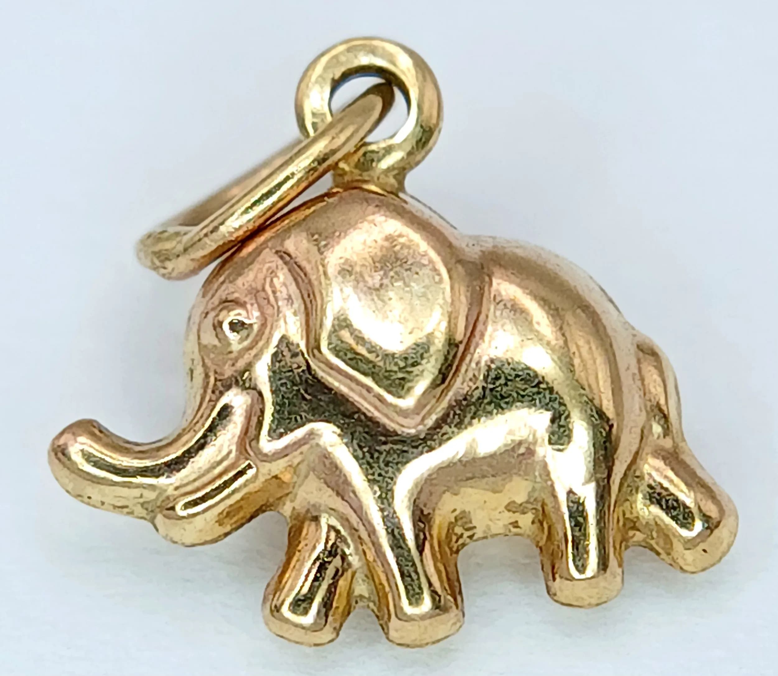 A 9K YELLOW GOLD, ELEPHANT CHARM / PENDANT. 0.5G. SC 6052