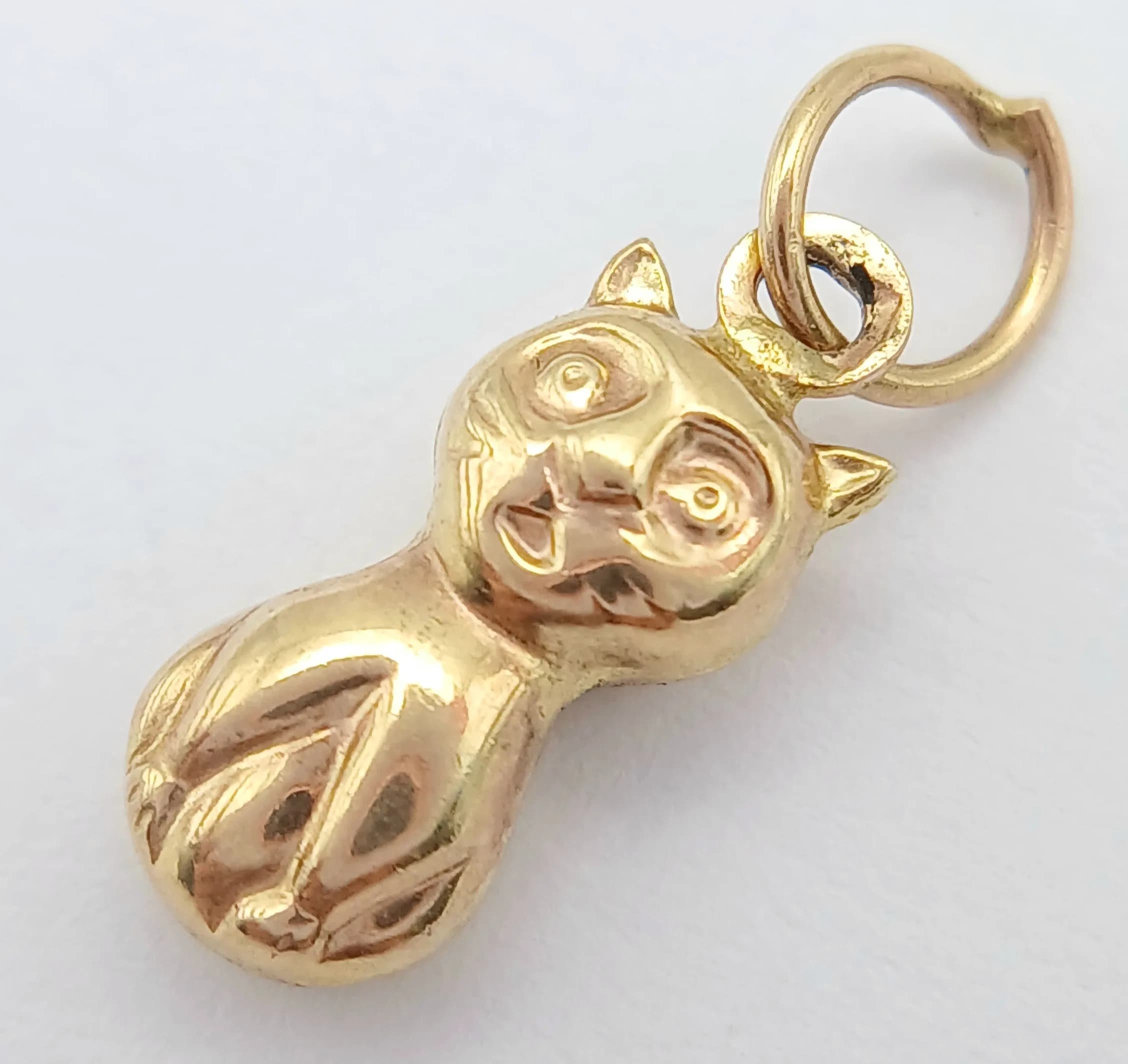 A 9K YELLOW GOLD, CAT SITTING CHARM / PENDANT. 0.5G. SC 6053