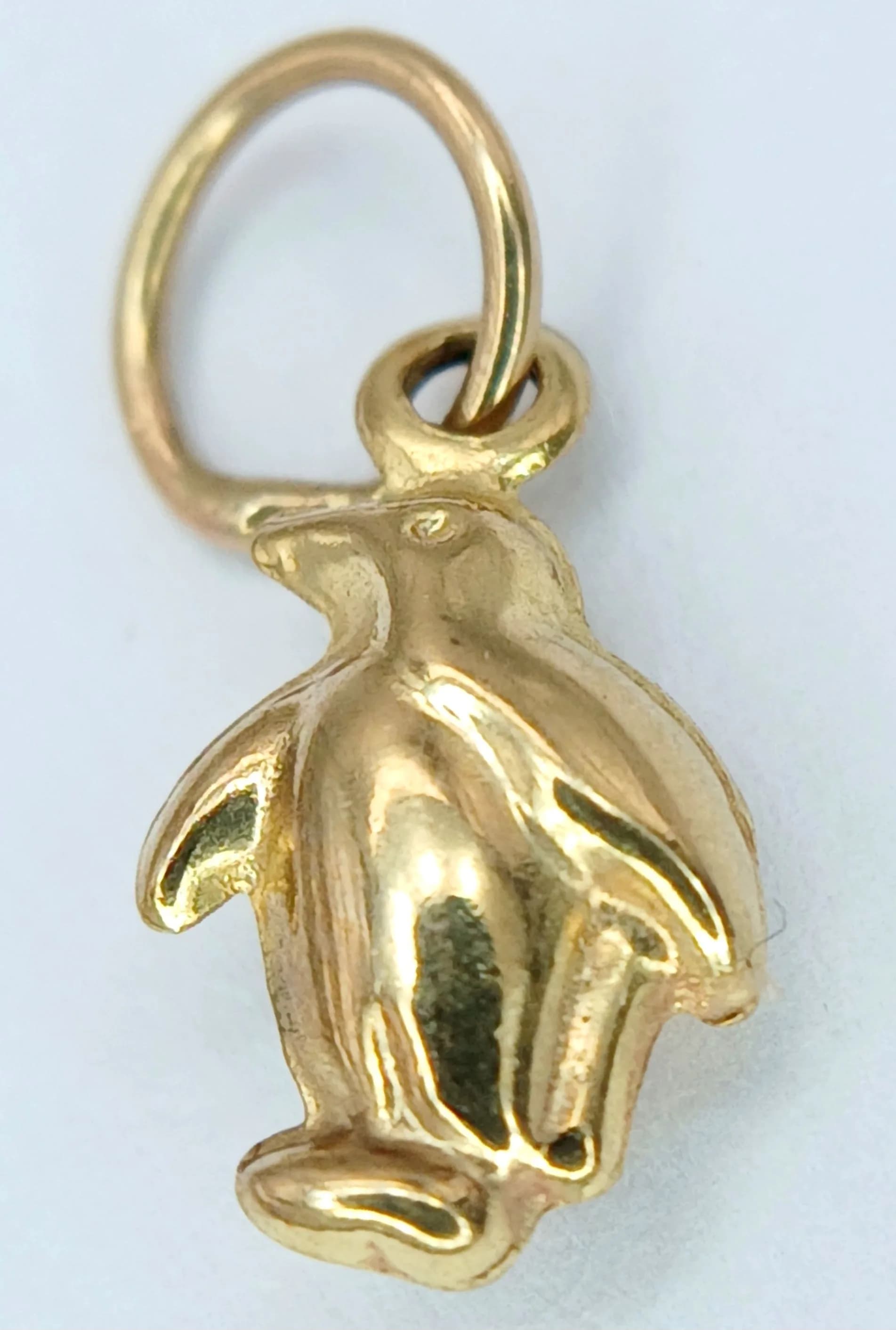 A 9K YELLOW GOLD, PENGUIN CHARM / PENDANT. 0.3G. SC 6055