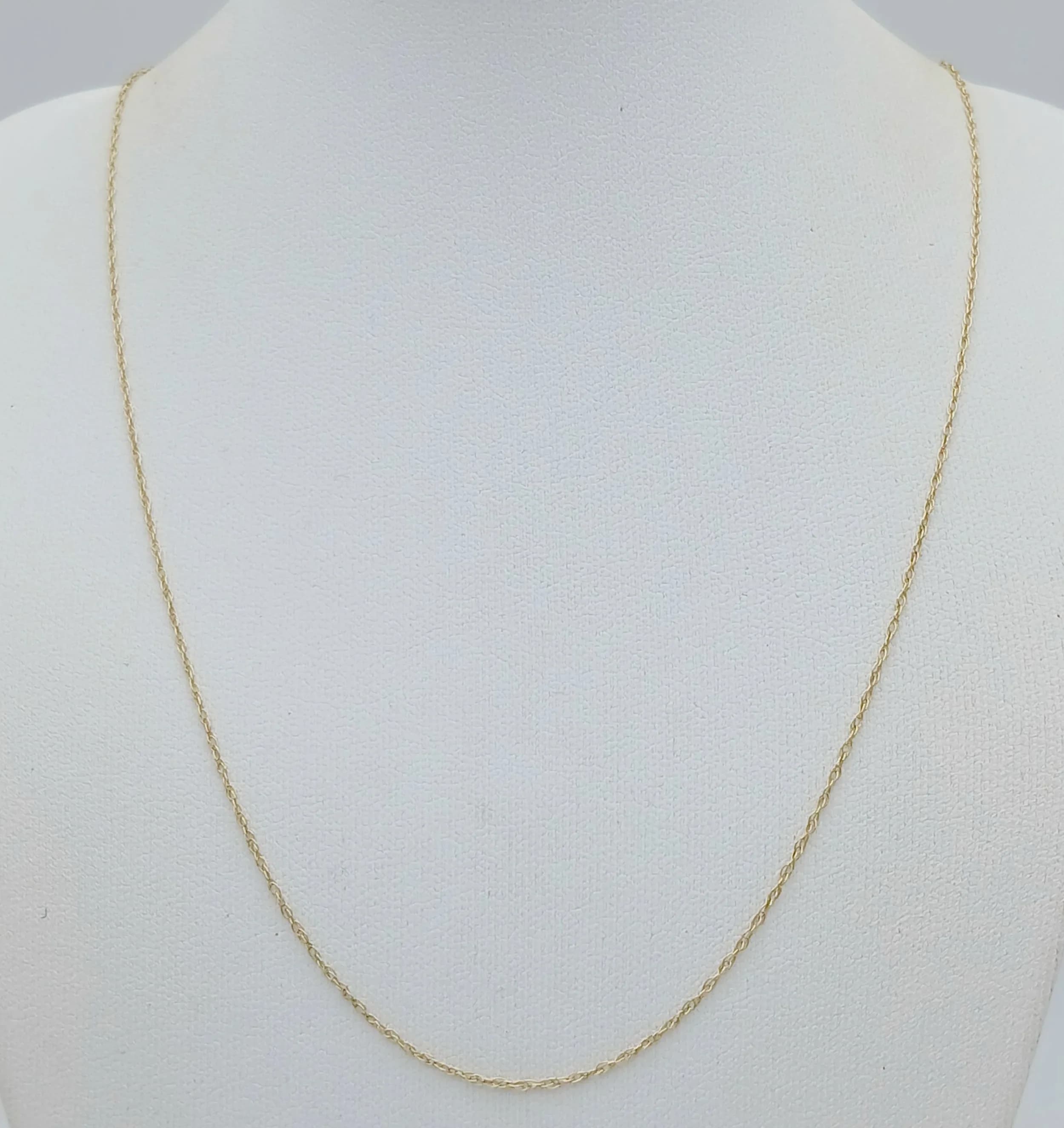 Classic 9 CARAT GOLD NECKLACE. Please see pictures.