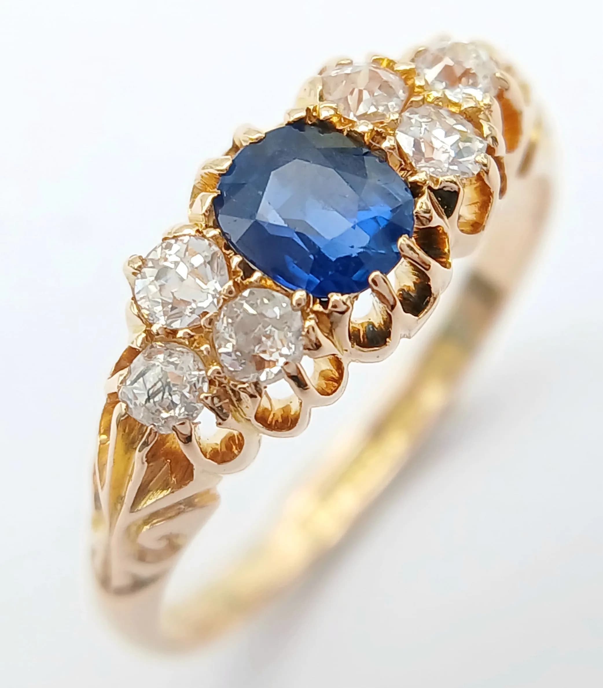 AN 18K YELLOW GOLD, ANTIQUE, DIAMOND AND SAPPHIRE RING. HALLMARKED CHESTER. 3G, SIZE M. SC 6062