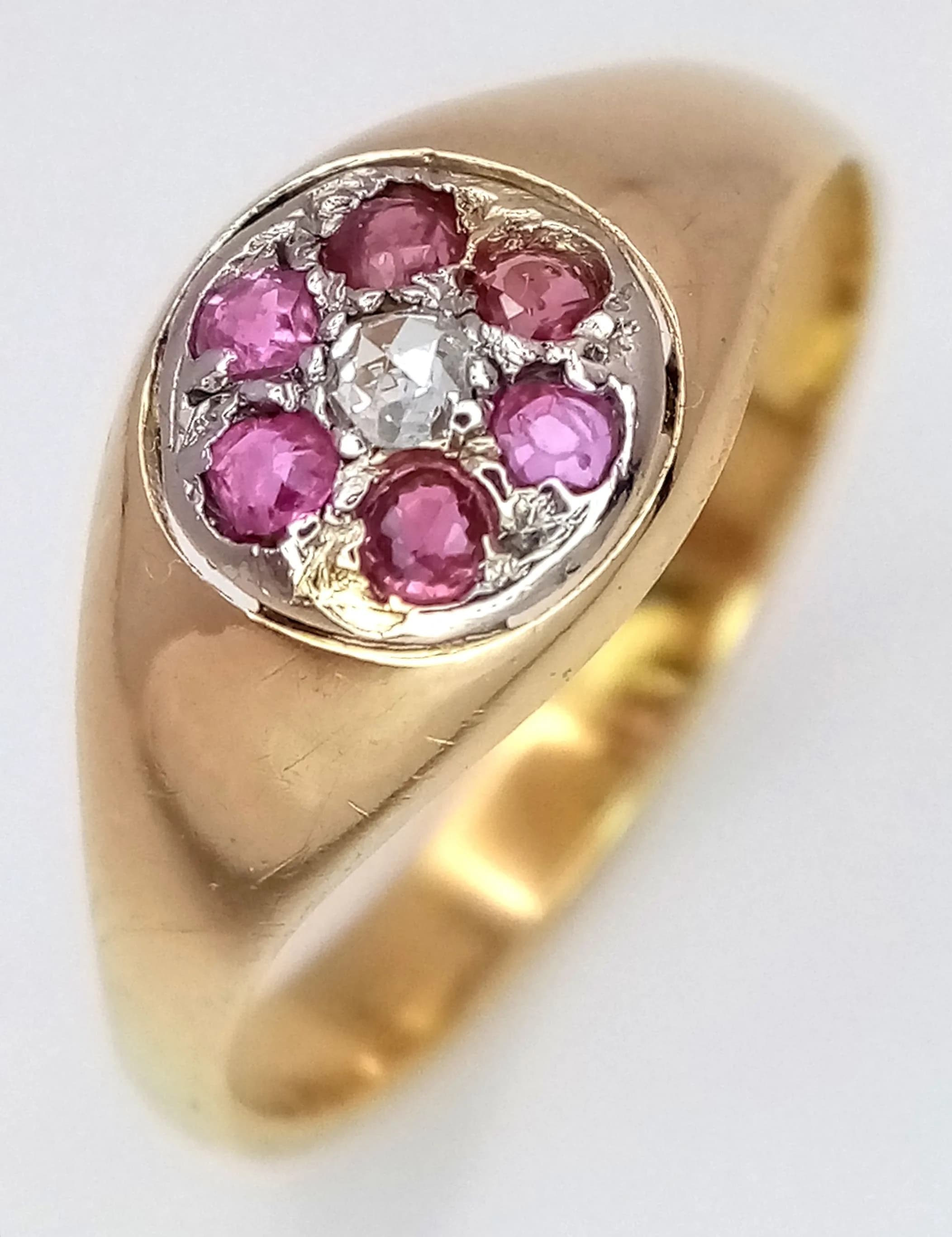 AN 18K YELLOW GOLD, ANTIQUE, DIAMOND AND RUBY RING. 2.9G, SIZE M. SC 6065