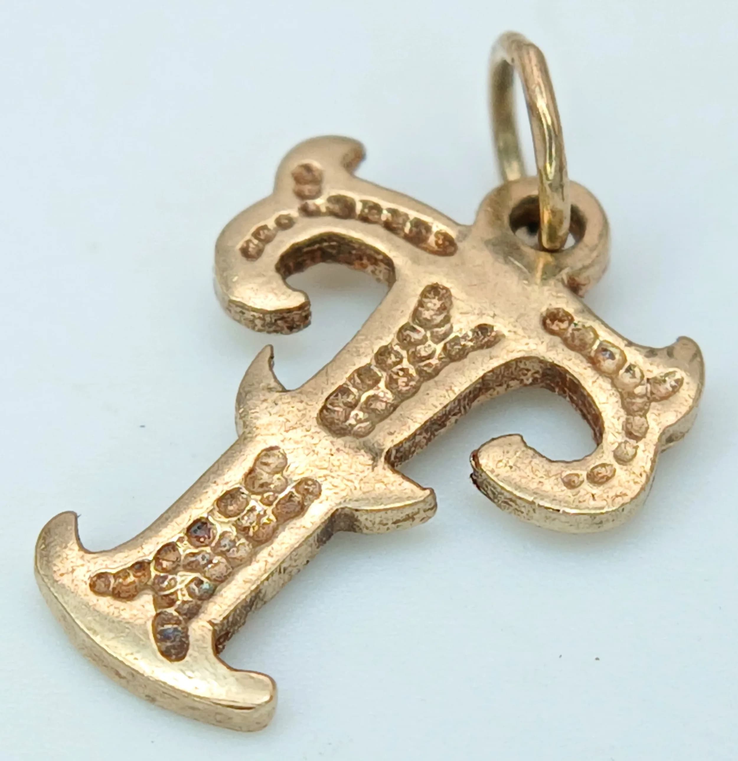 A 9K YELLOW GOLD, INITIAL T, CHARM / PENDANT. 0.7G. S/A 1709 - 4