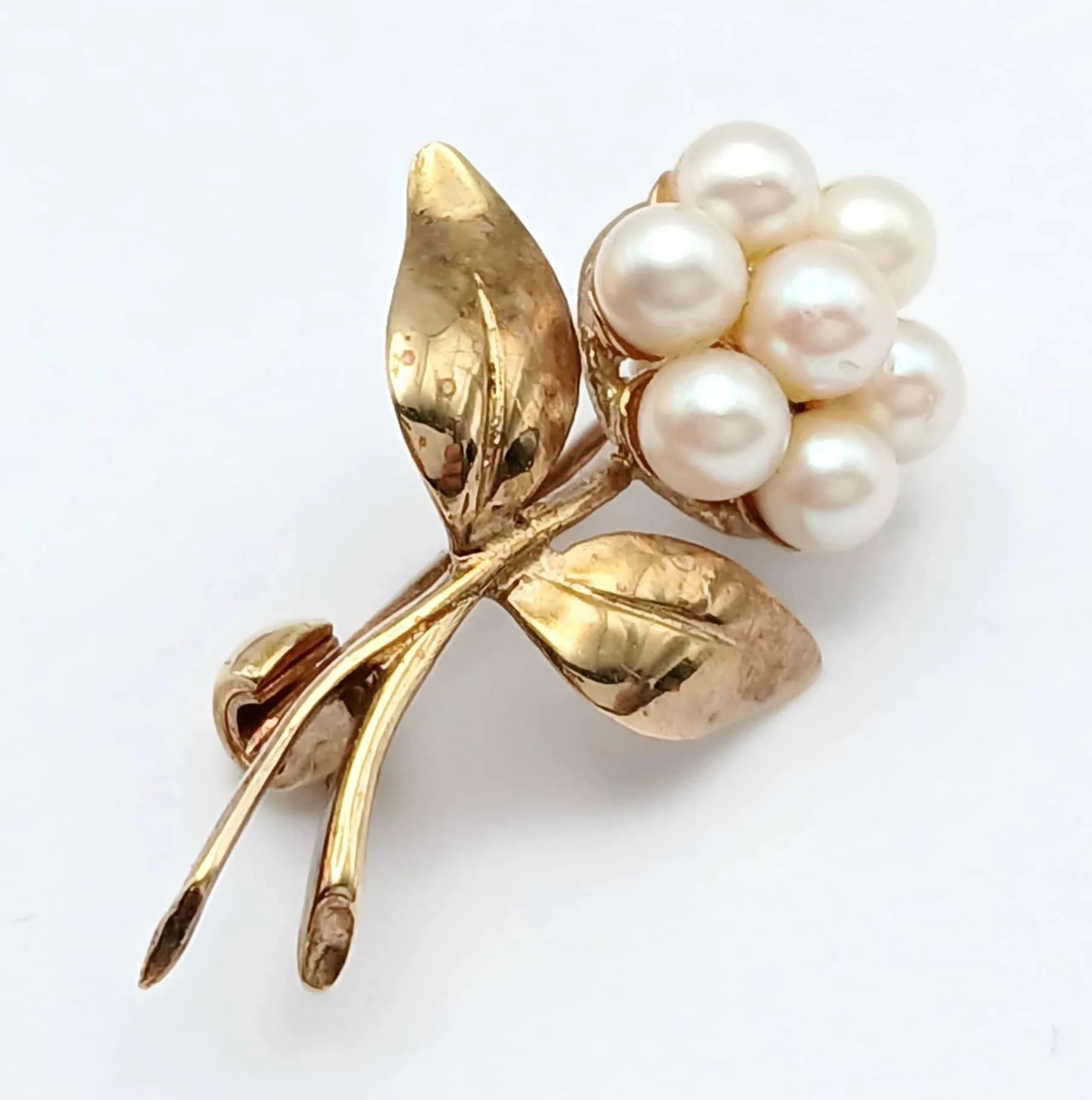 Dainty 9 CARAT GOLD and Seed Pearl ‘FLOWER BROOCH’ . Full UK hallmark. 2.66 Grams. Approx 3.0 cm.