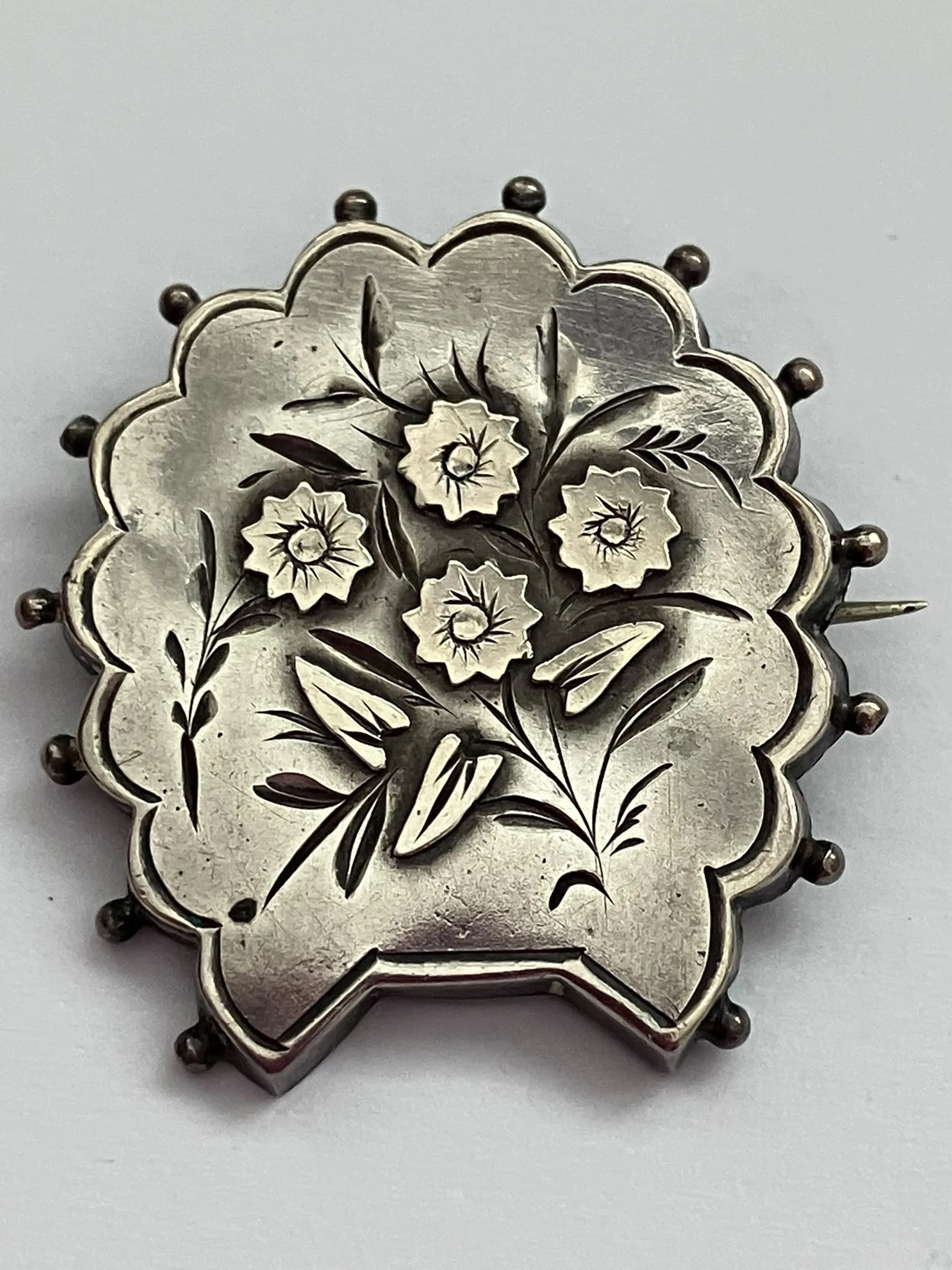 Delightful Antique SILVER SWEETHEART BROOCH in Mizpah Style. Clear hallmark for Adie and Lovekin, Birmingham 1890. Approx 2.85 cm x 3.0 cm. Please see pictures.