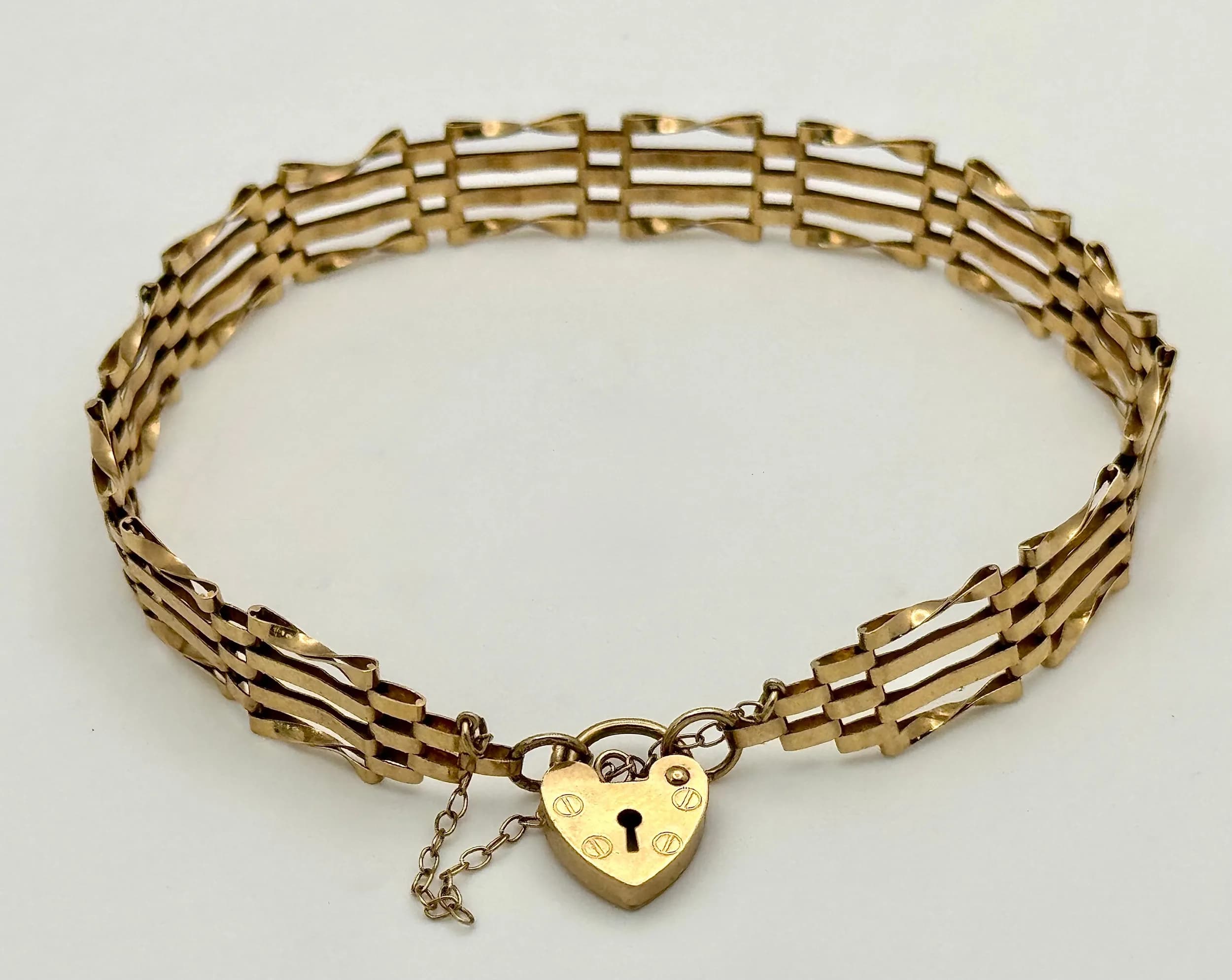 A 9K Yellow Gold Gate Bracelet with Heart Padlock. 18.5cm inner circumference. 4.68g weight.