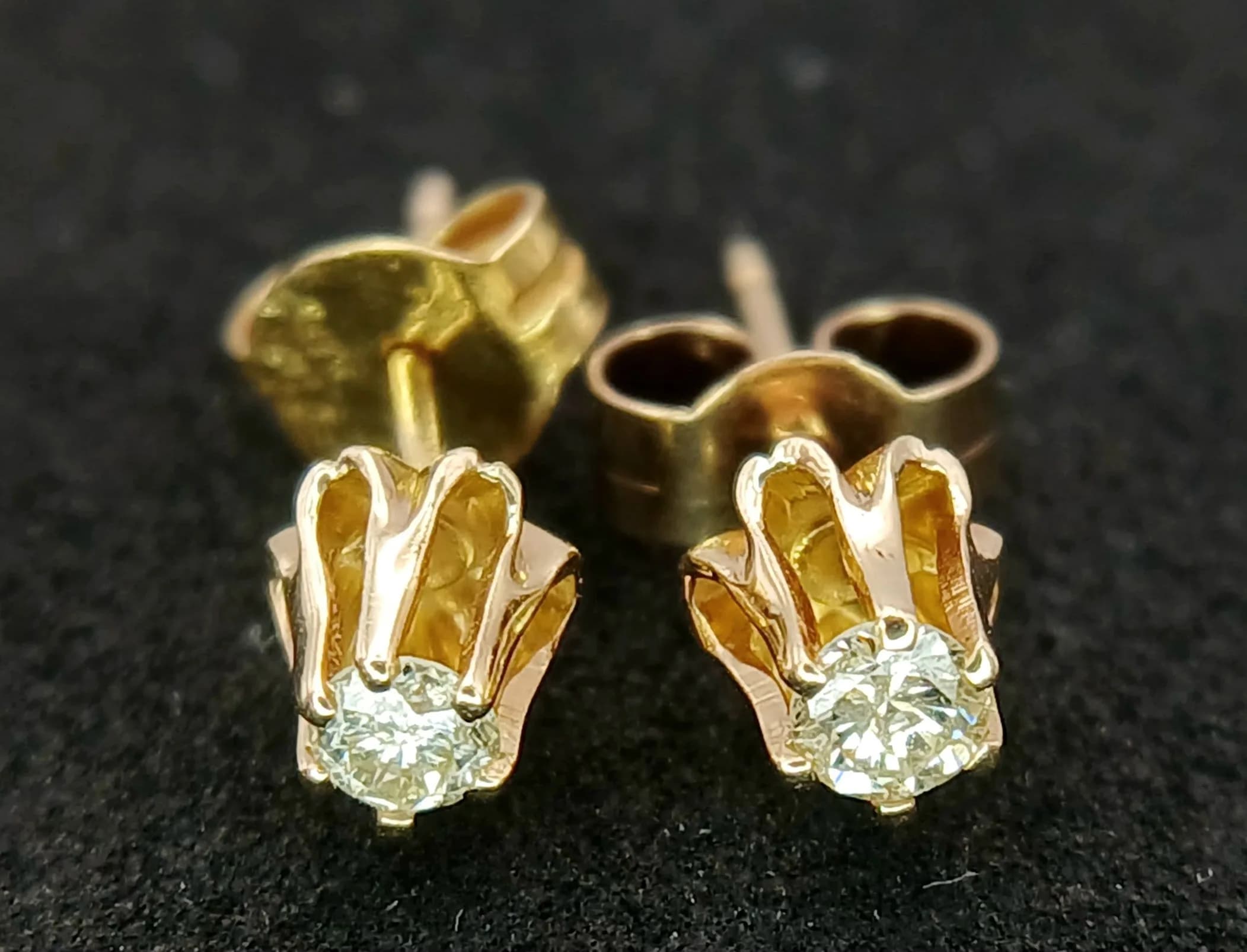 A PAIR OF 18K YELLOW GOLD, DIAMOND SET, STUD EARRINGS. 0.15CTW. 0.9G. SC 6077