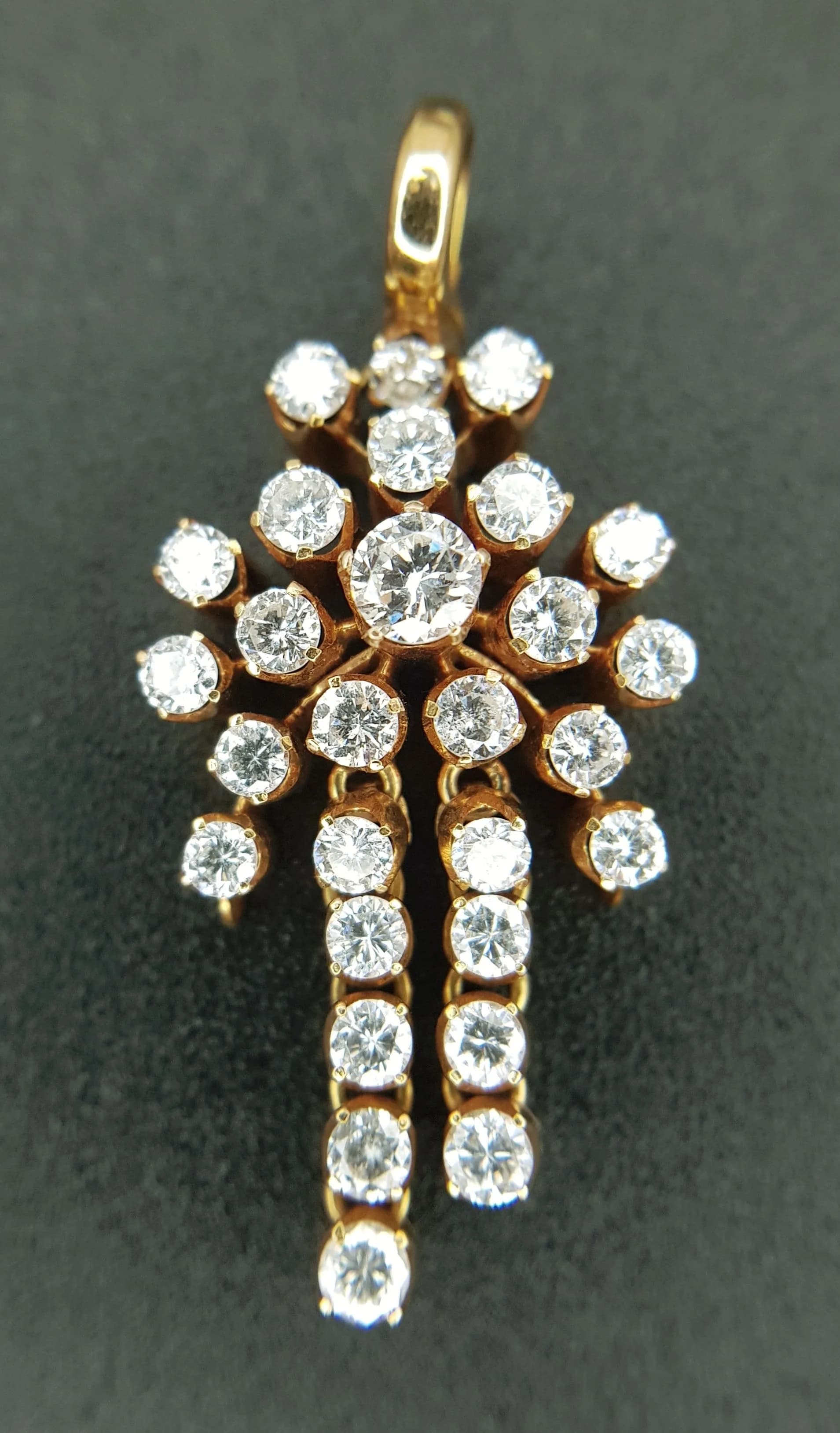 An 18K Yellow Gold, Diamond Set Pendant. 1.75Ctw. 6.2G. Sc 4065