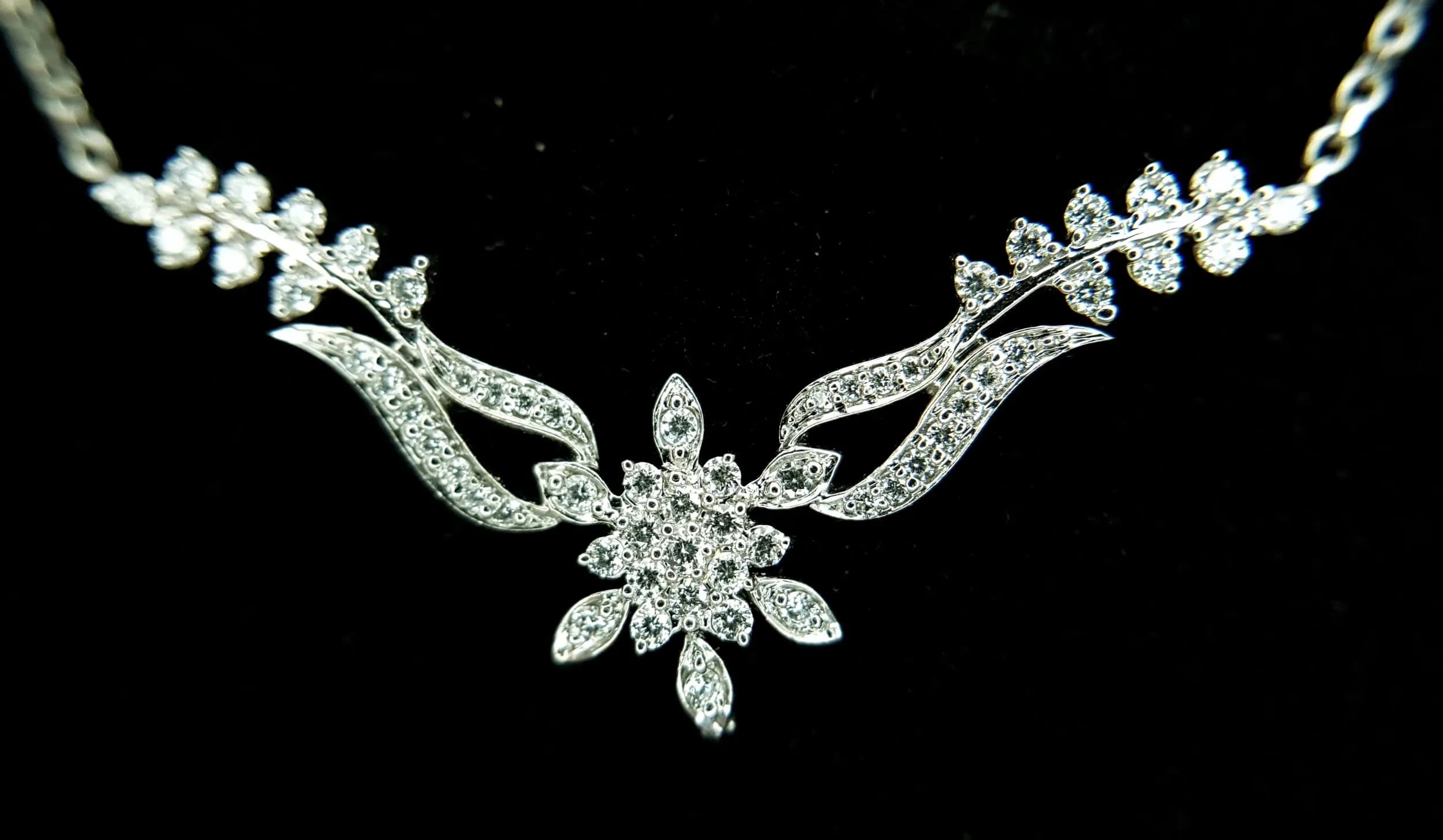 An 18K White Gold and Diamond Lavaliere Necklace. Floral form with circa 1ctw of round brilliant cut diamonds having G colour and VS2/SI1 clarity. 46cm. 5.4g total weight. Ref: 715006.