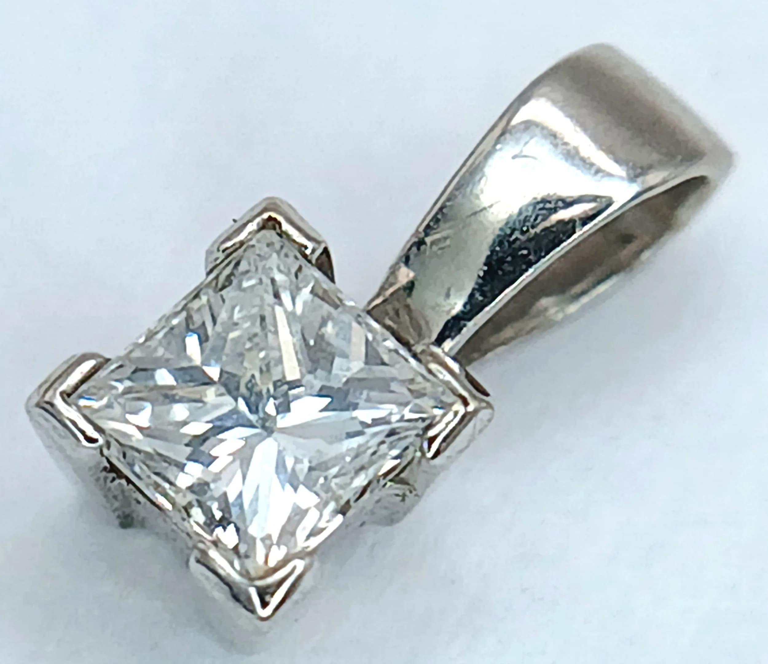 AN 18K WHITE GOLD, DIAMOND SET, SOLITAIRE PENDANT. PRINCESS CUT 0.20CTW. 0.4G. SC 6081