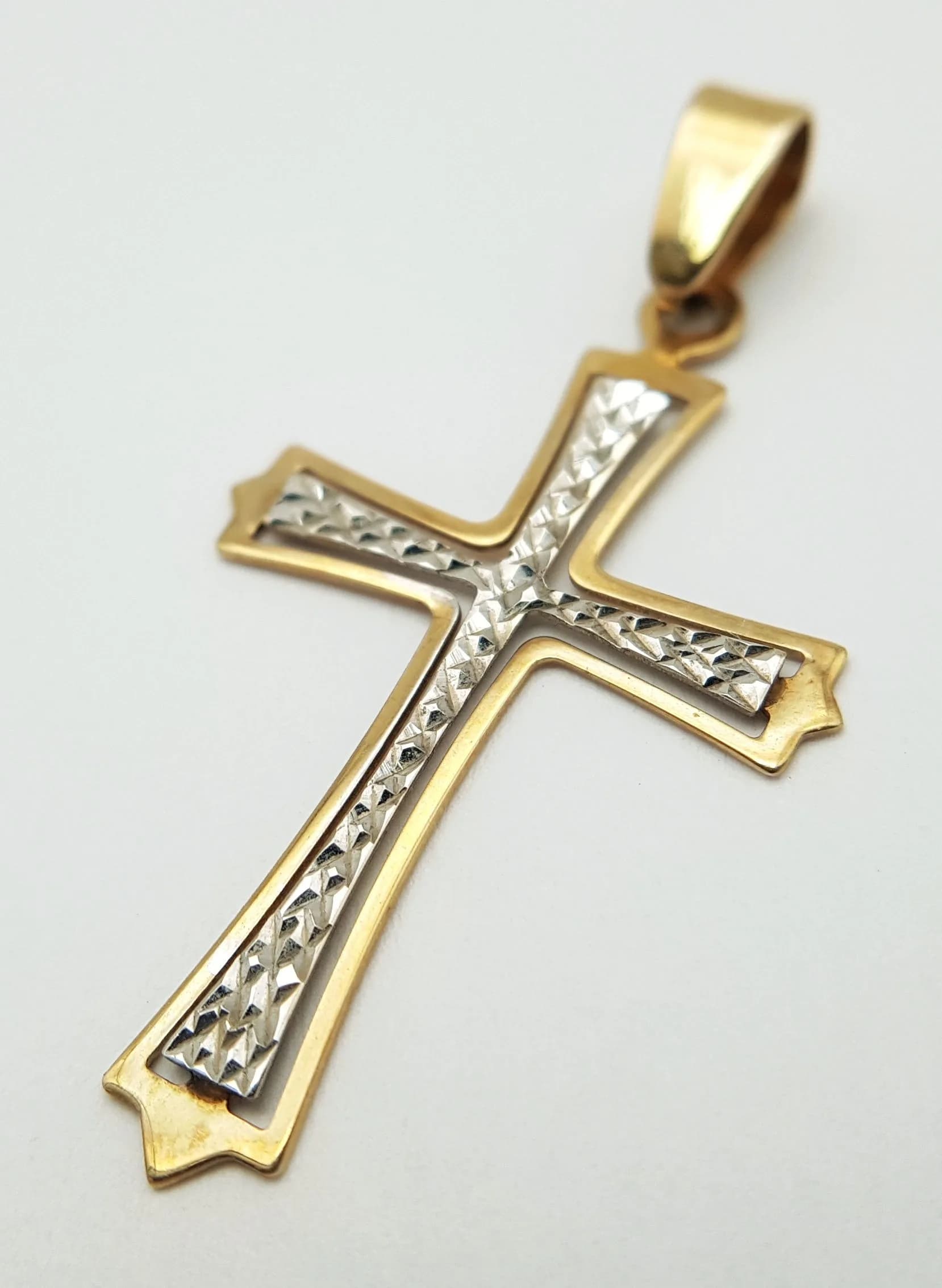 A 9K Yellow and White Gold Cross Pendant with Diamond Cut Centre. 4cm. 1g.