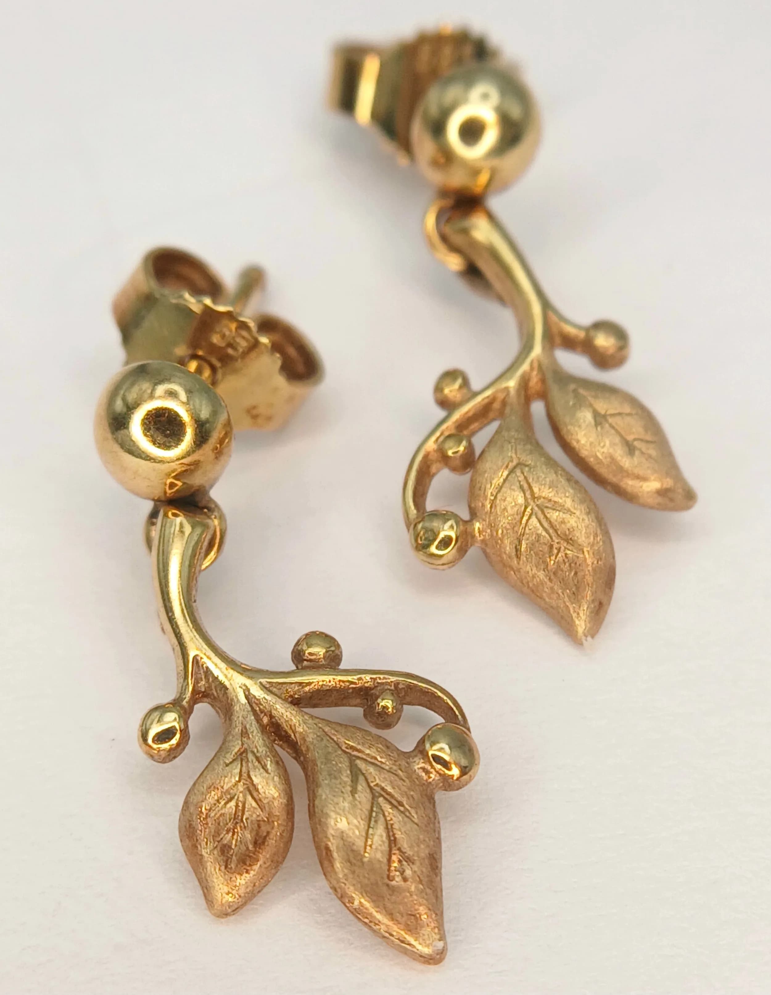 A Pair of 14K Yellow Gold Drop Earrings in Floral Form. 2cm drop. 2.25g total weight.