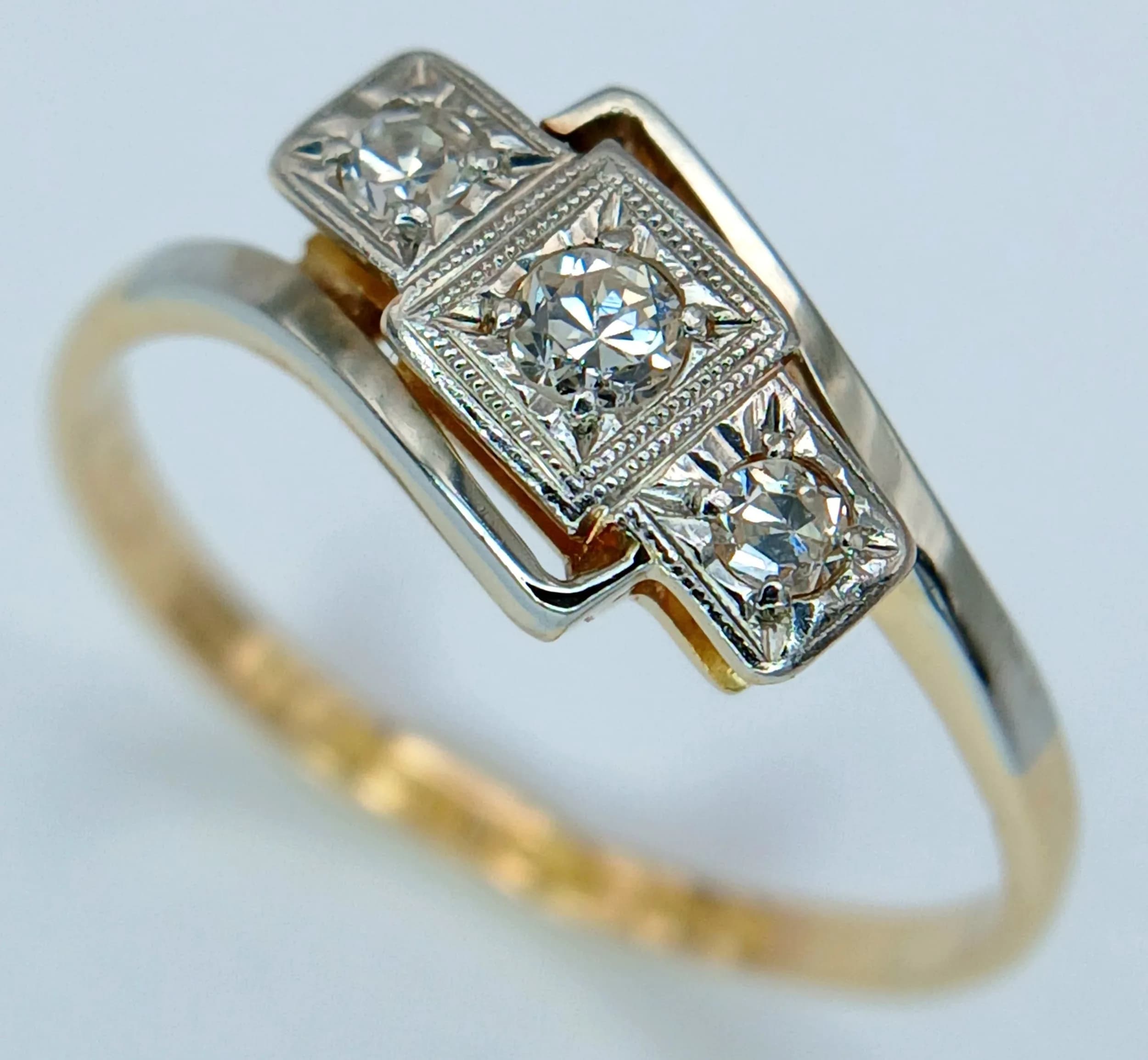AN 18K YELLOW GOLD AND PLATINUM, ANTIQUE, 3 STONE, DIAMOND TWIST RING. 1.8G, SIZE K. SC 6084